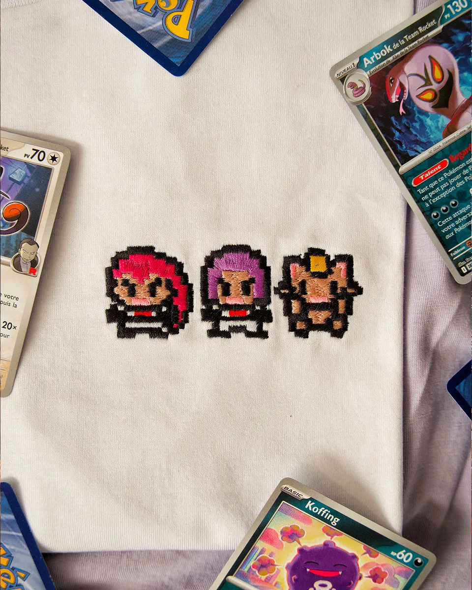 Juste Un T-shirt T-shirts Brodés Team Rocket t-shirt brodé blanc en coton biologique