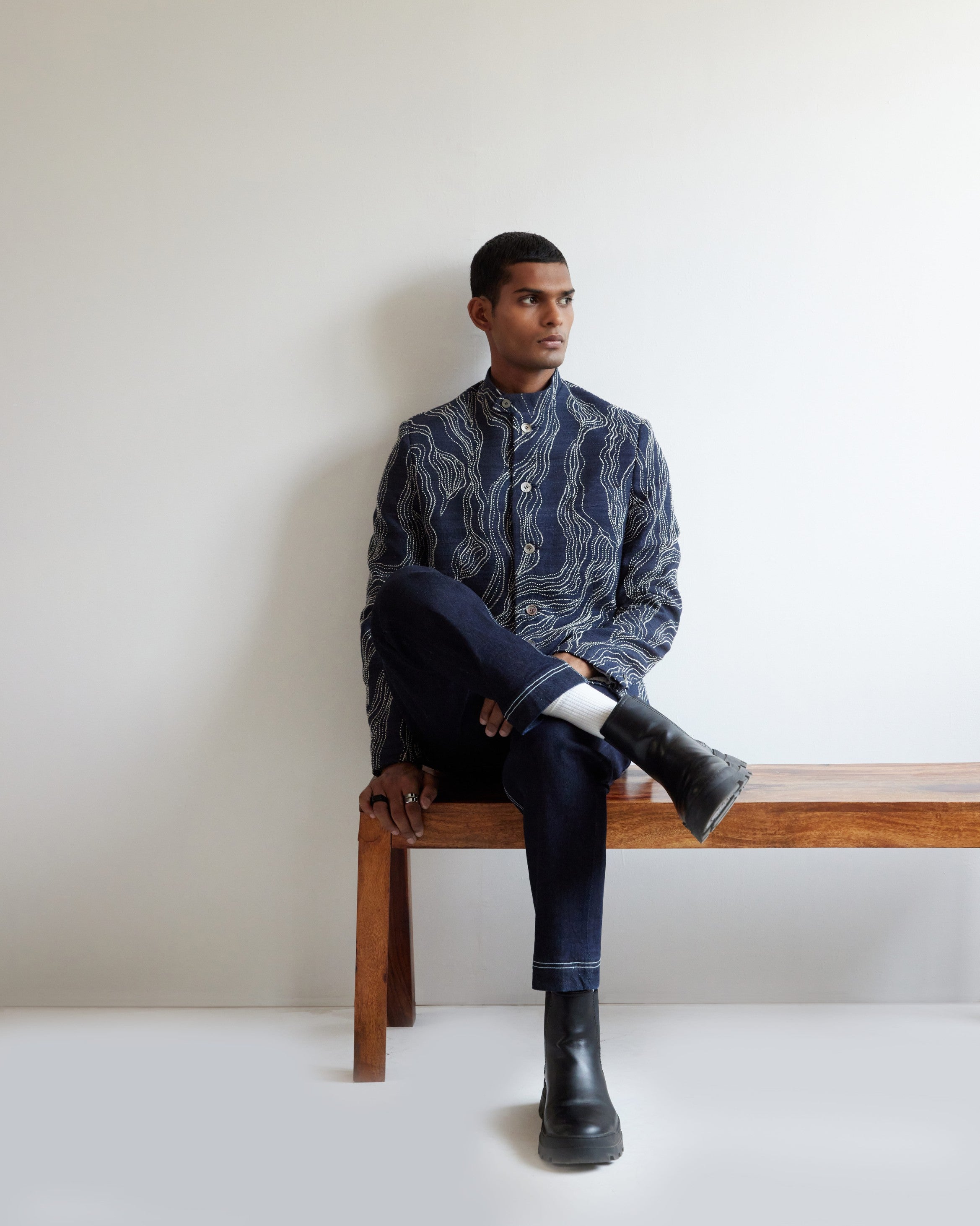 COUNTRYMADE Nehru Jackets Infinity hand-embroidered Bandhgala veste bleu marine en soie