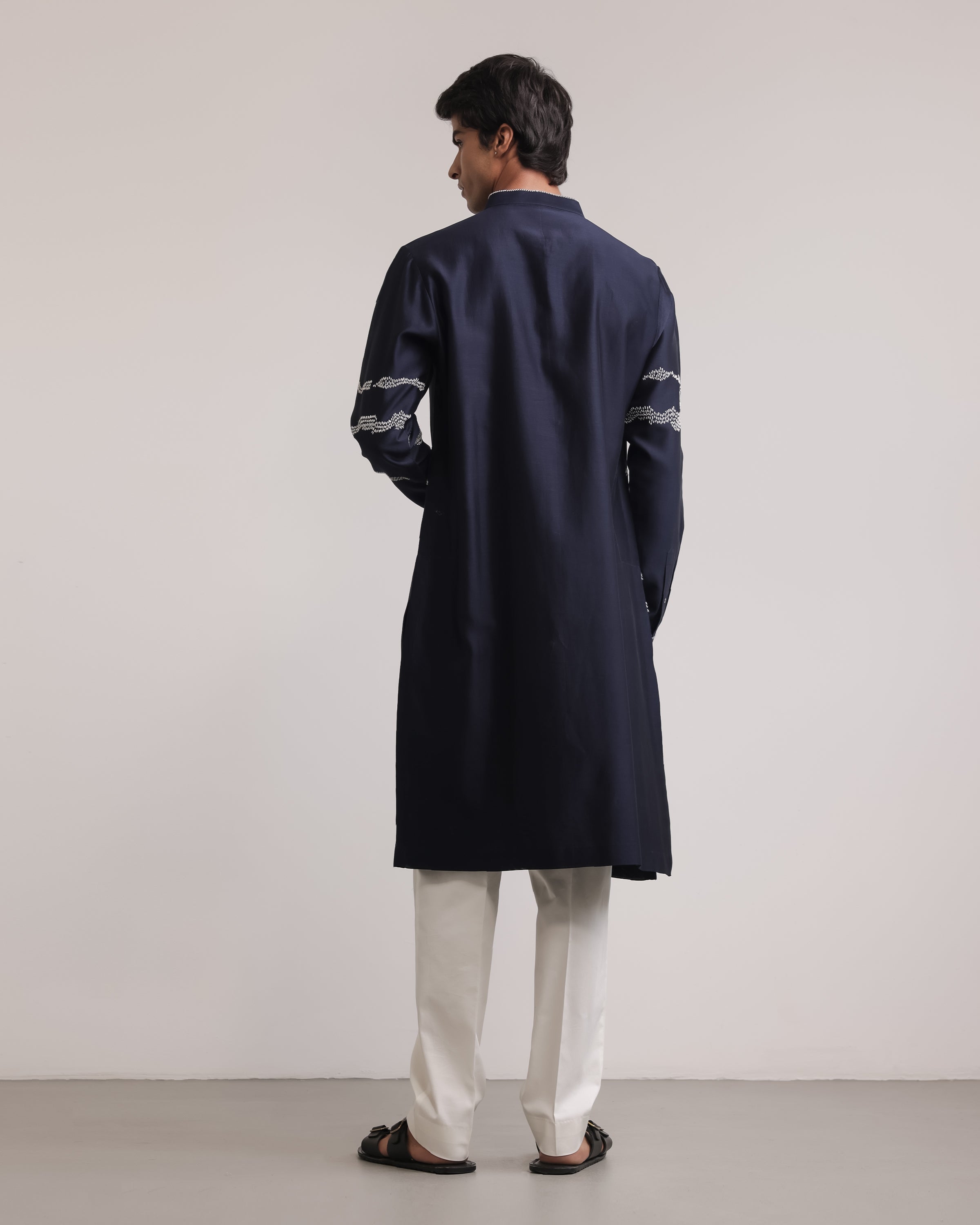 COUNTRYMADE Kurtas Trail Marker Kurta Set ensemble kurta brodé sur commande