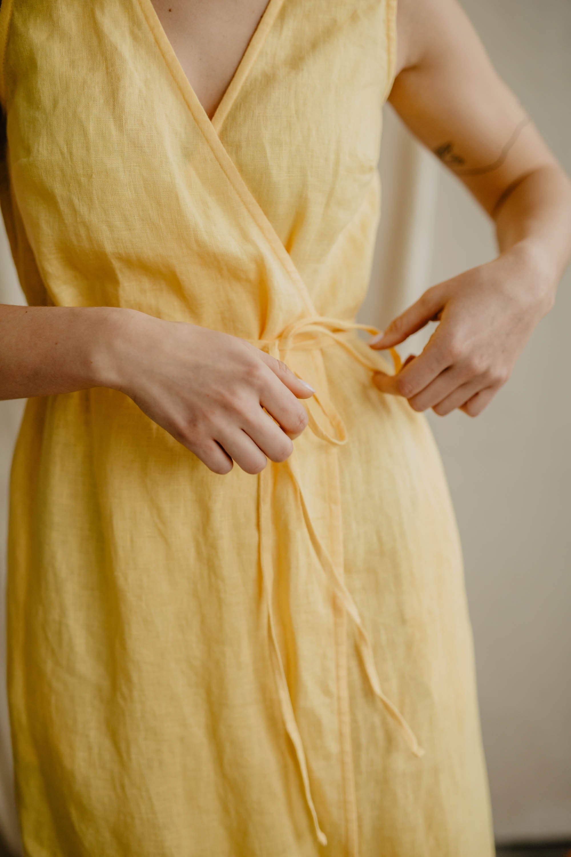 Laumė linen Linen Dresses Salomėja robe portefeuille en lin jaune soleil