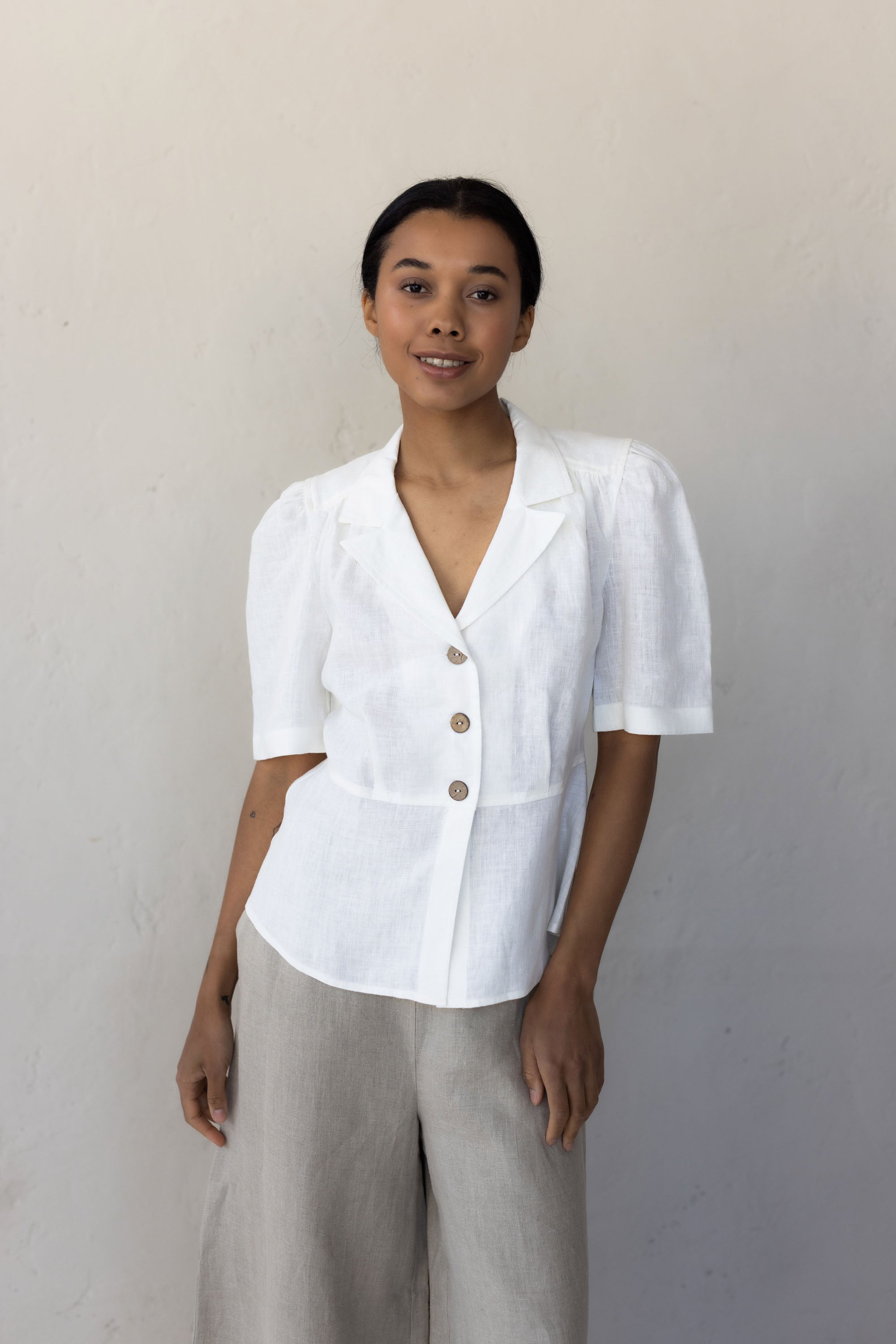 Laumė linen Linen Tops Lyric chemise en lin bleu ciel manches bouffantes