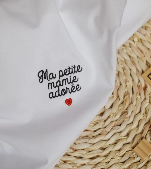 Juste Un T-shirt T-shirts Brodés Ma petite Mamie Adorée t-shirt brodé blanc
