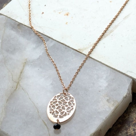 Sourire Multicolore Colliers Collier pendentif ovale ajouré en laiton