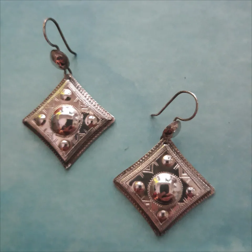 Sourire Multicolore Boucles d'oreilles touareg carrées en argent ciselé