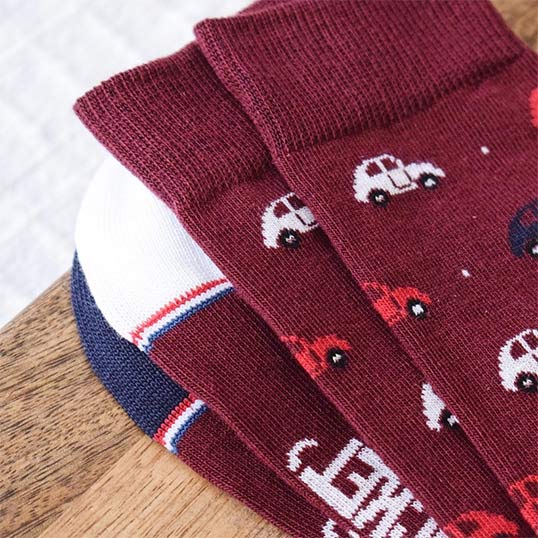Juste Un T-shirt Chaussettes x Socksocket Les Simone chaussettes bordeaux dépareillées