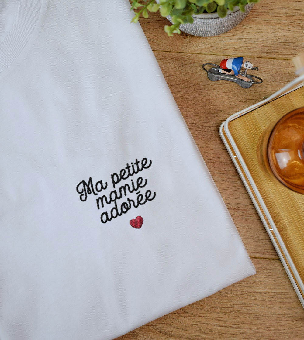 Juste Un T-shirt T-shirts Brodés Ma petite Mamie Adorée t-shirt brodé blanc