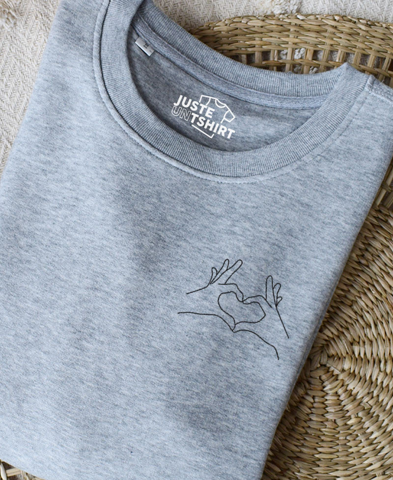 Juste Un T-shirt Sweats Brodés Coeur sur la main sweat brodé gris chiné