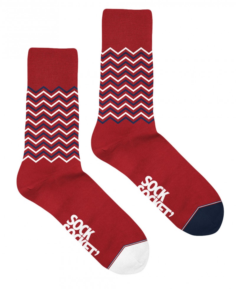 Juste Un T-shirt Chaussettes x Socksocket Les Yvette chaussettes rouges dépareillées