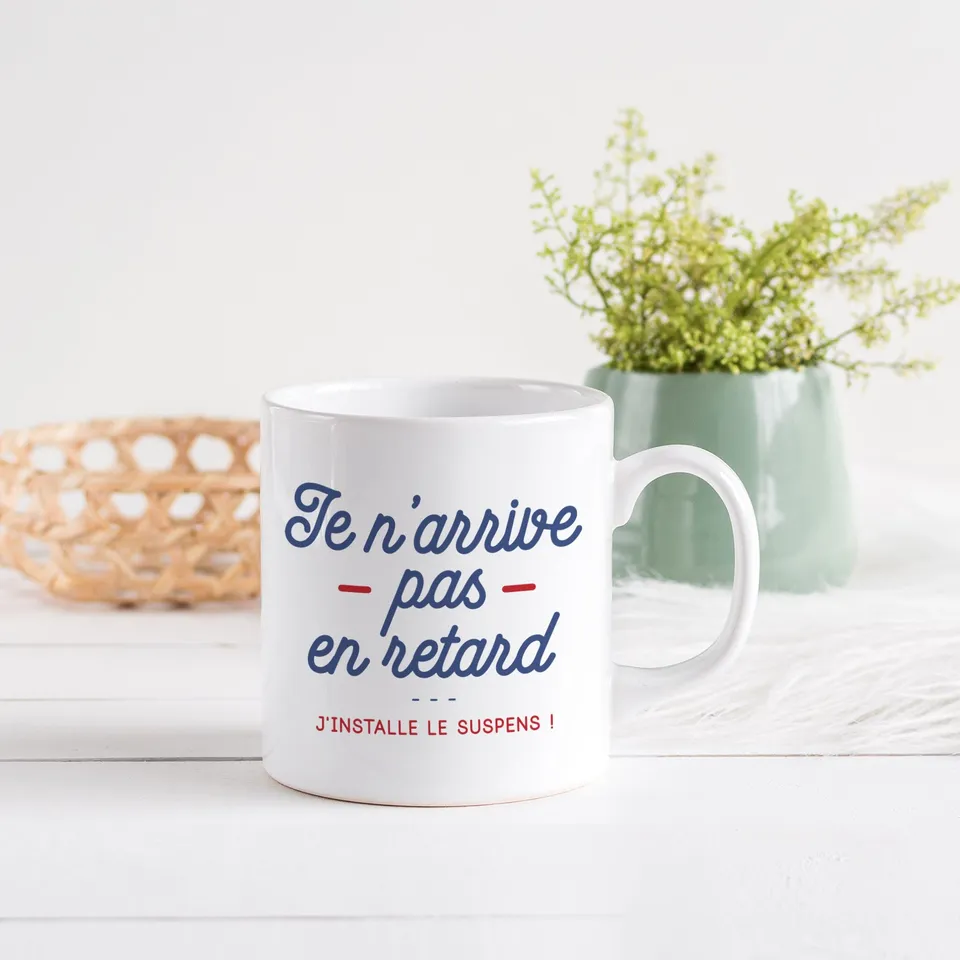 Juste Un T-shirt Mugs J'installe le suspens mug humour