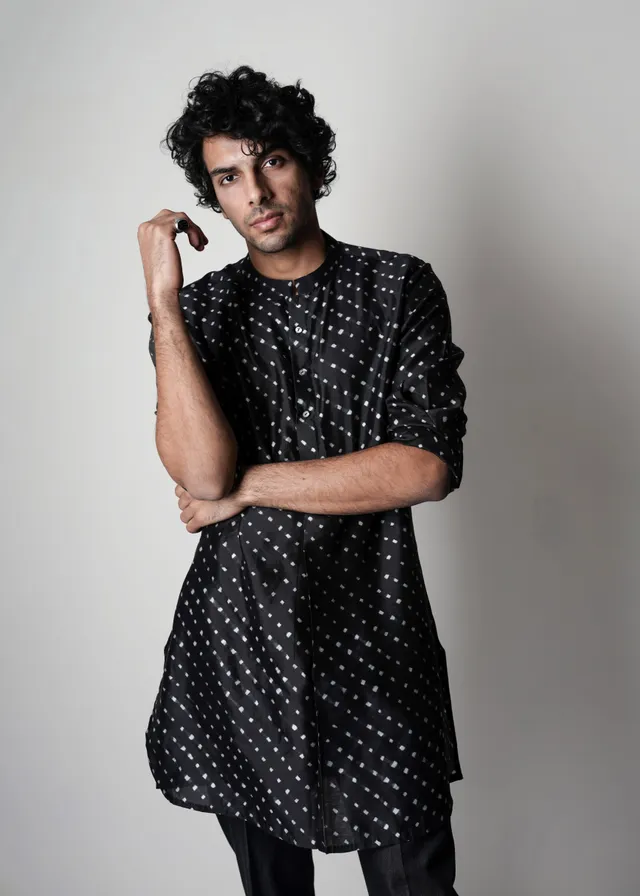 COUNTRYMADE Kurtas Printed Silk Short Kurta kurta court en soie noire imprimée