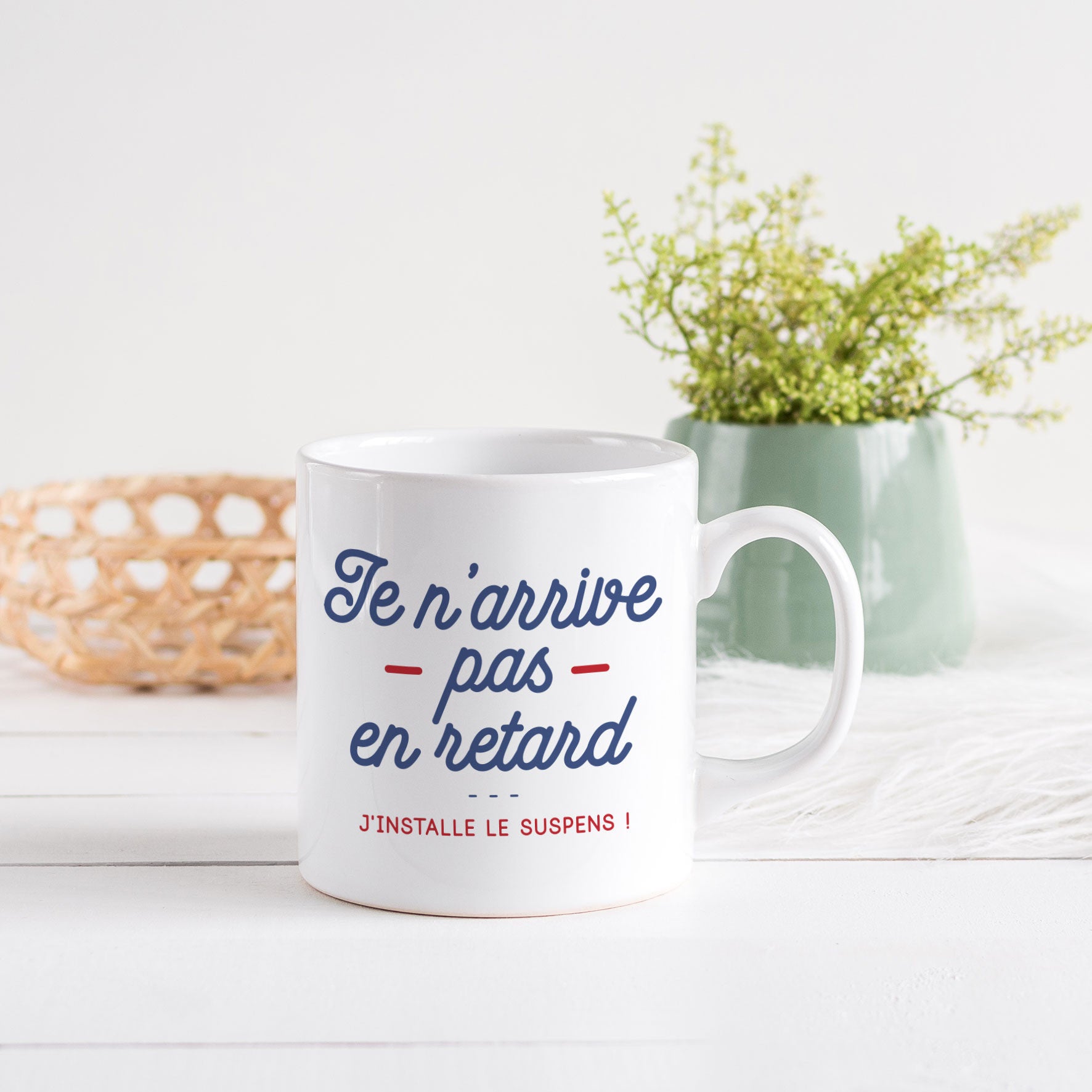Juste Un T-shirt Mugs J'installe le suspens mug humour