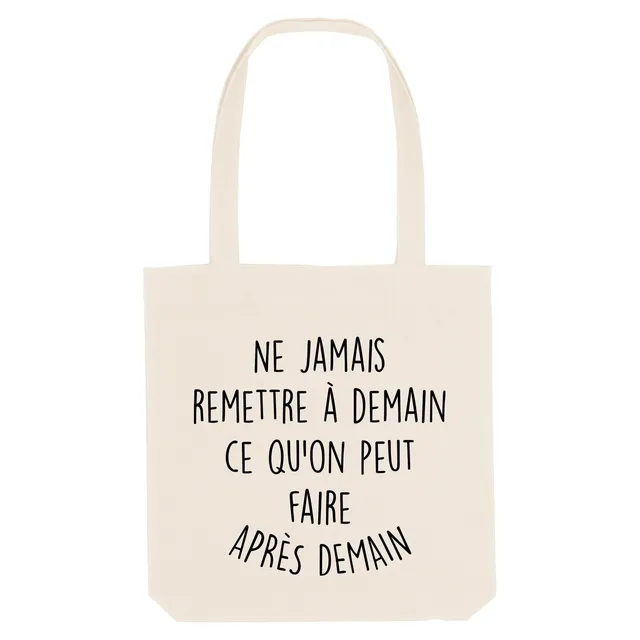 Juste Un T-shirt Tote Bags Ne jamais remettre a demain tote bag