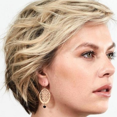 Sourire Multicolore Boucles d'oreilles ovales ajourées laiton