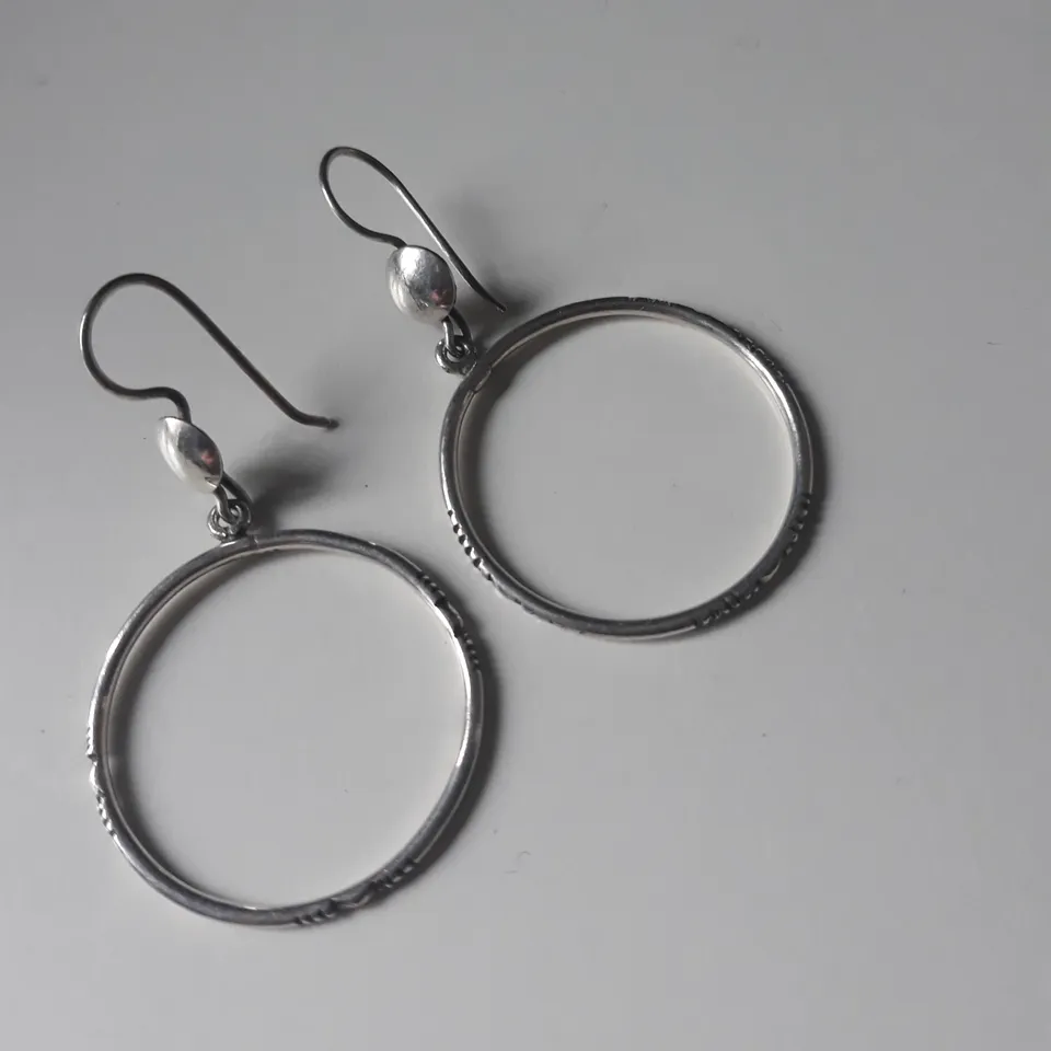 Sourire Multicolore Boucles d’oreilles touarègues anneaux en argent ciselé