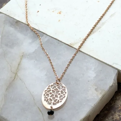 Sourire Multicolore Colliers Collier pendentif ovale ajouré en laiton