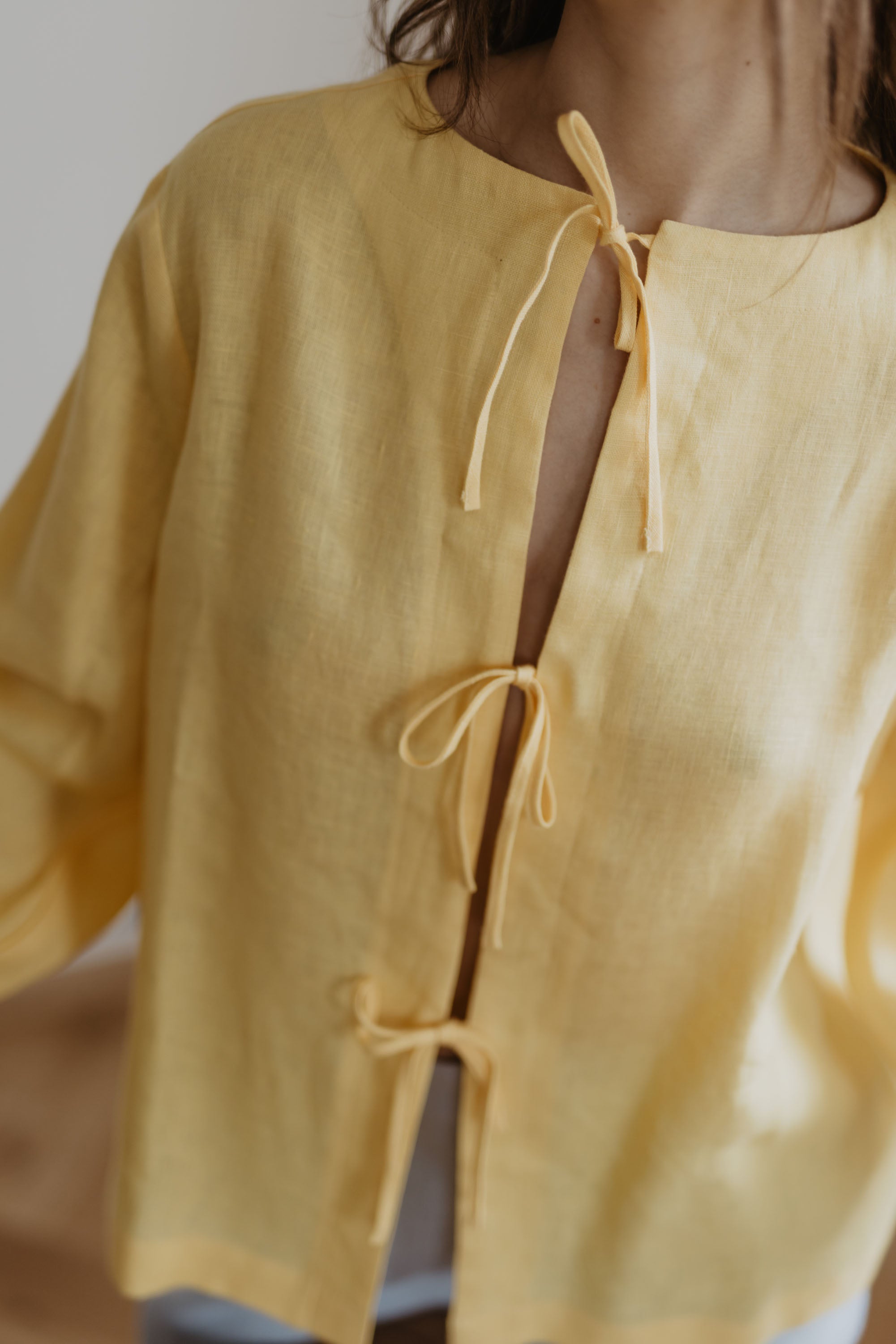 Laumė linen Linen Tops Nida Blouse en lin femme jaune soleil