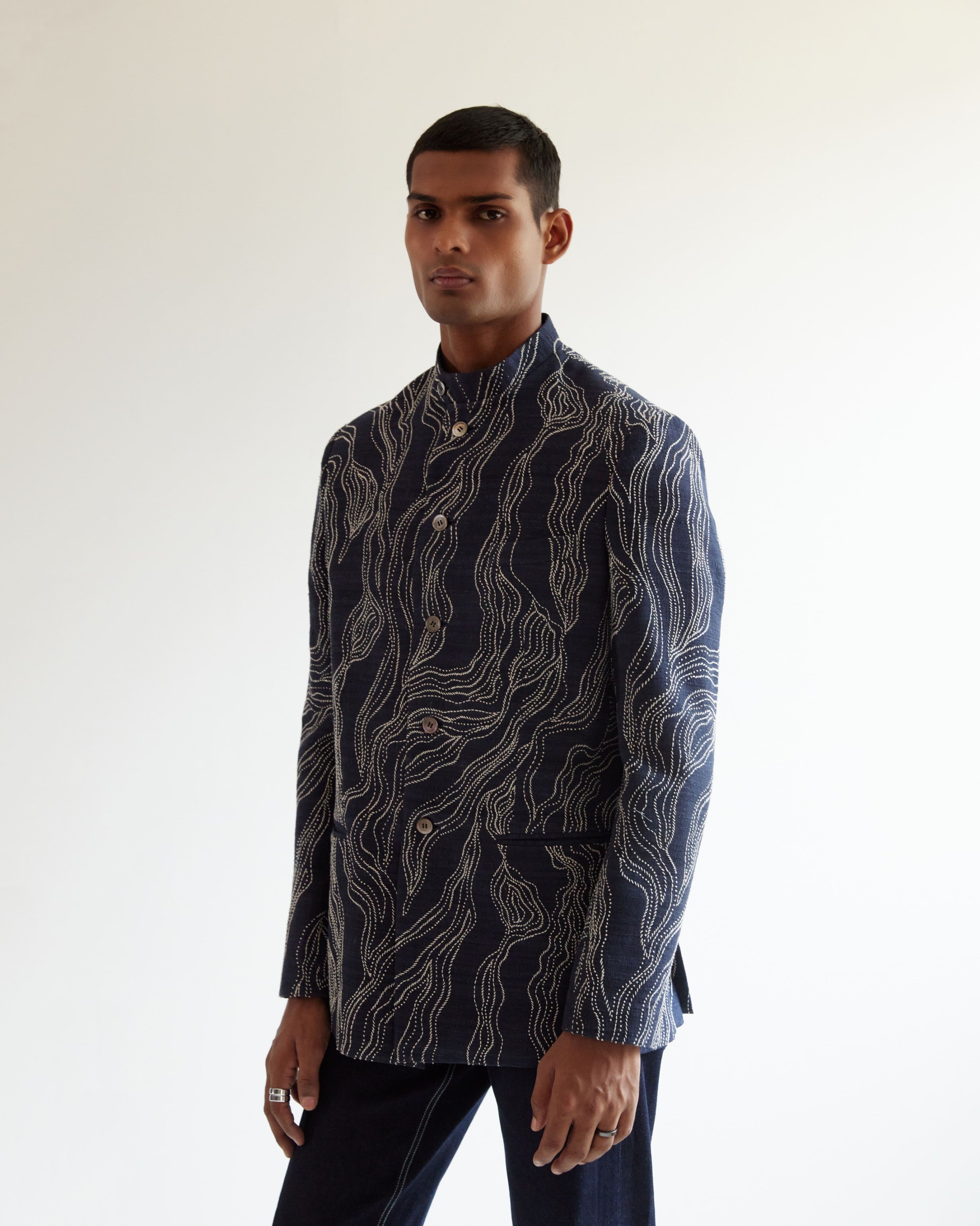 COUNTRYMADE Nehru Jackets Infinity hand-embroidered Bandhgala veste bleu marine en soie