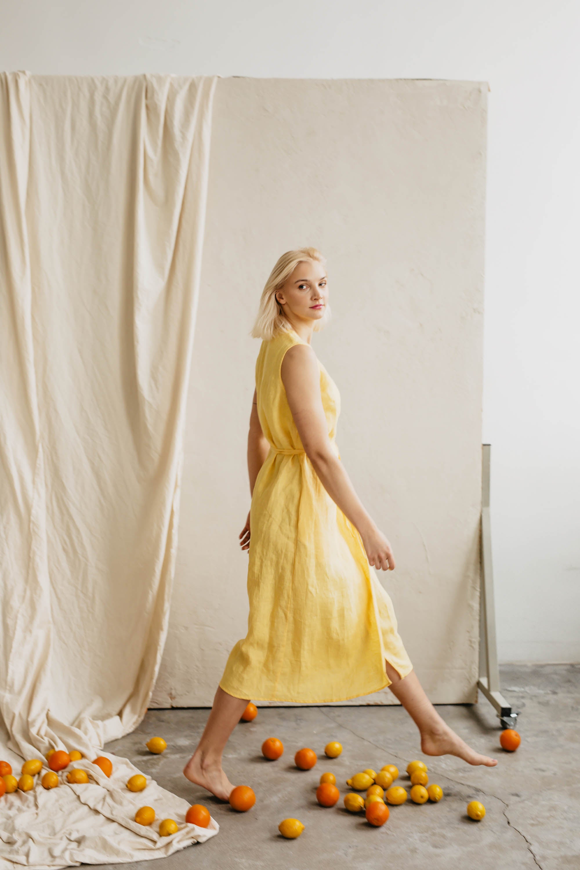 Laumė linen Linen Dresses Salomėja robe portefeuille en lin jaune soleil