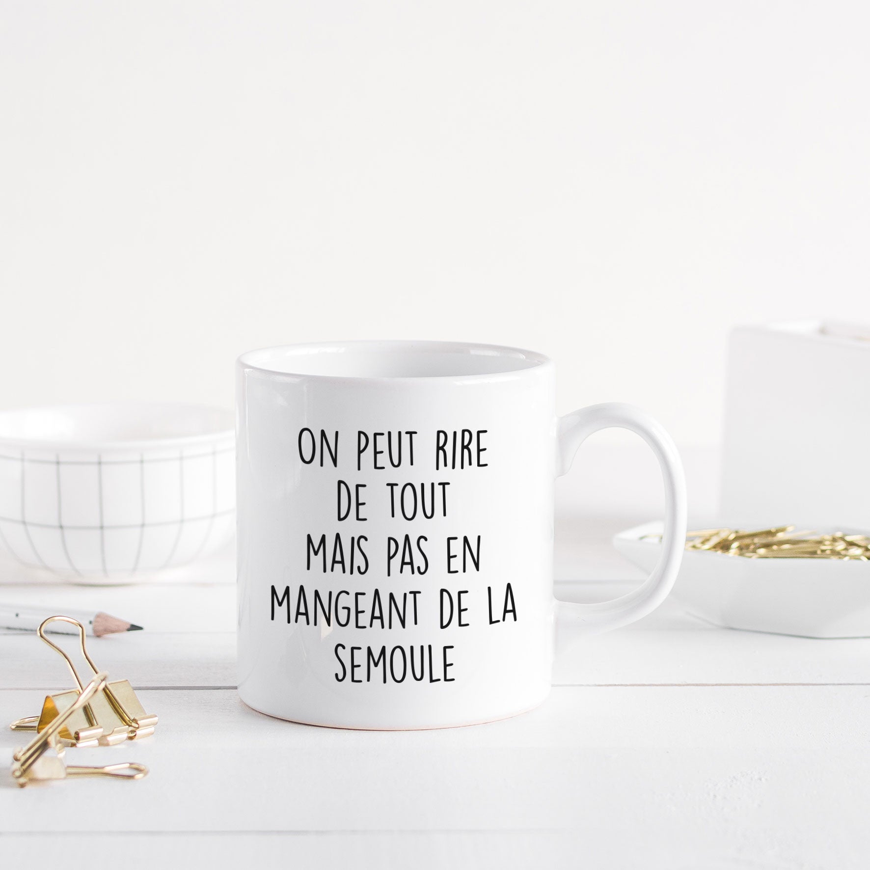 Juste Un T-shirt Mugs On peut rire de tout Mug