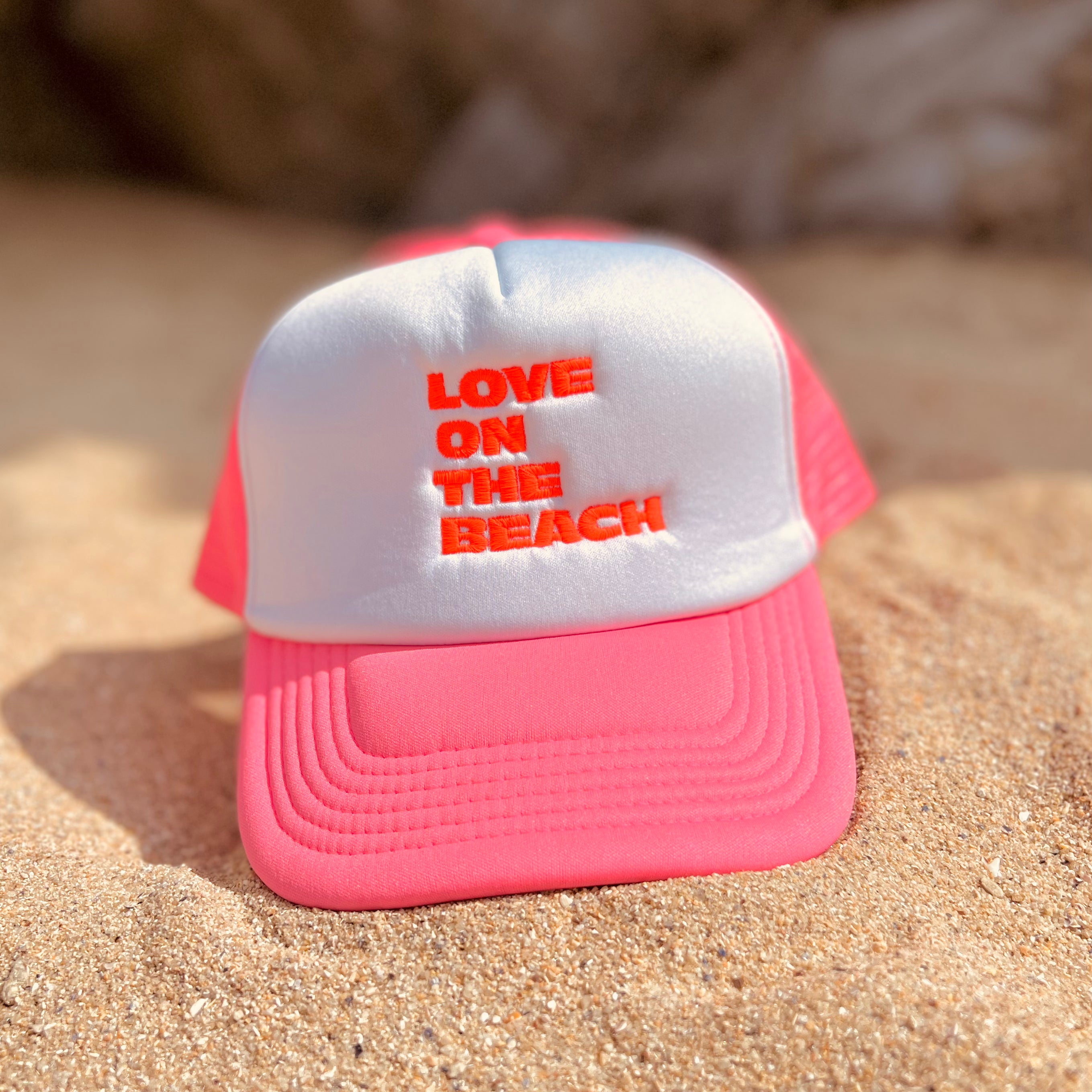 PANTRUCHE Casquettes LOVE ON THE BEACH casquette rose fluo trucker