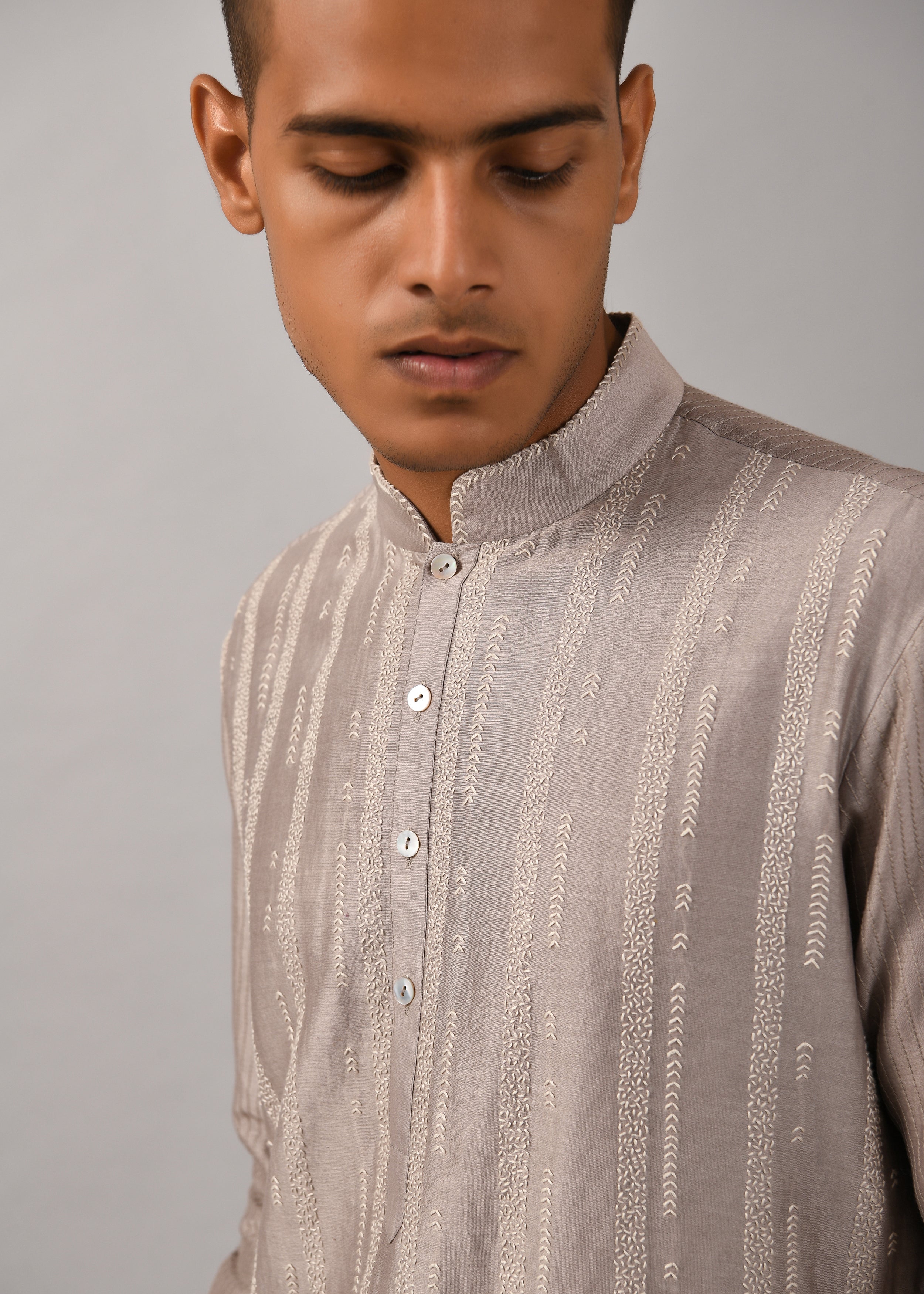 COUNTRYMADE Kurtas Contrail Hand Embroidered Kurta Set ensemble kurta gris S chanderi