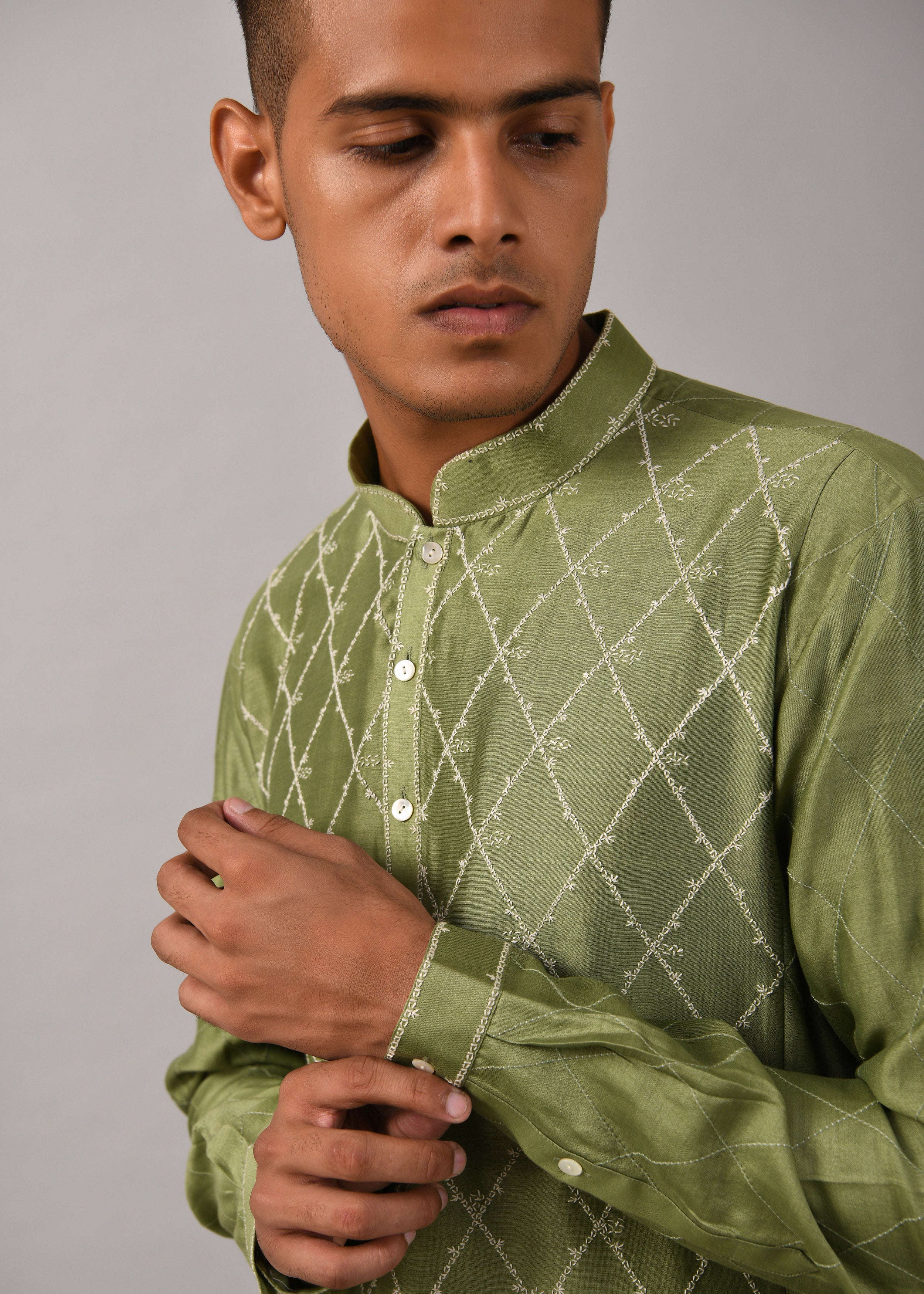 COUNTRYMADE Kurtas Diamond Pattern Hand Embroidered Kurta Set ensemble kurta vert sauge