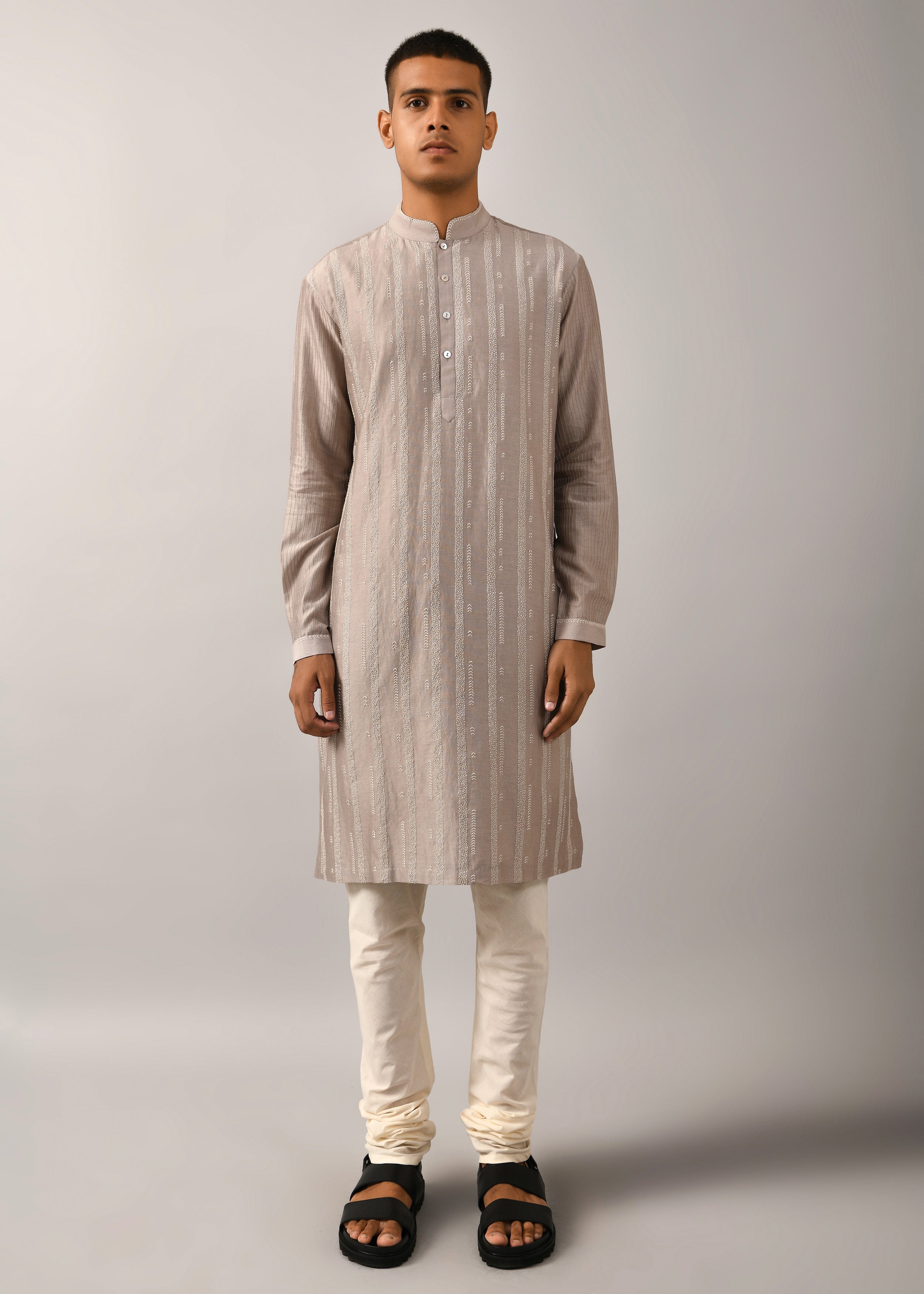 COUNTRYMADE Kurtas Contrail Hand Embroidered Kurta Set ensemble kurta gris S chanderi