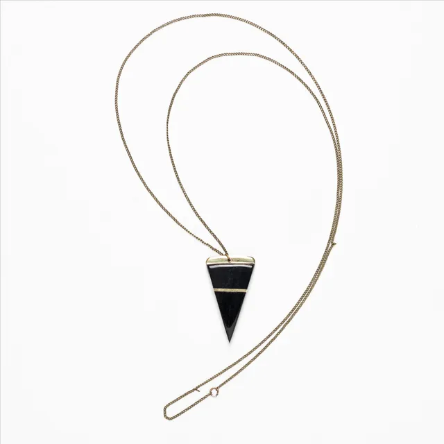 Sourire Multicolore Colliers Collier pendentif triangle en corne noire et laiton