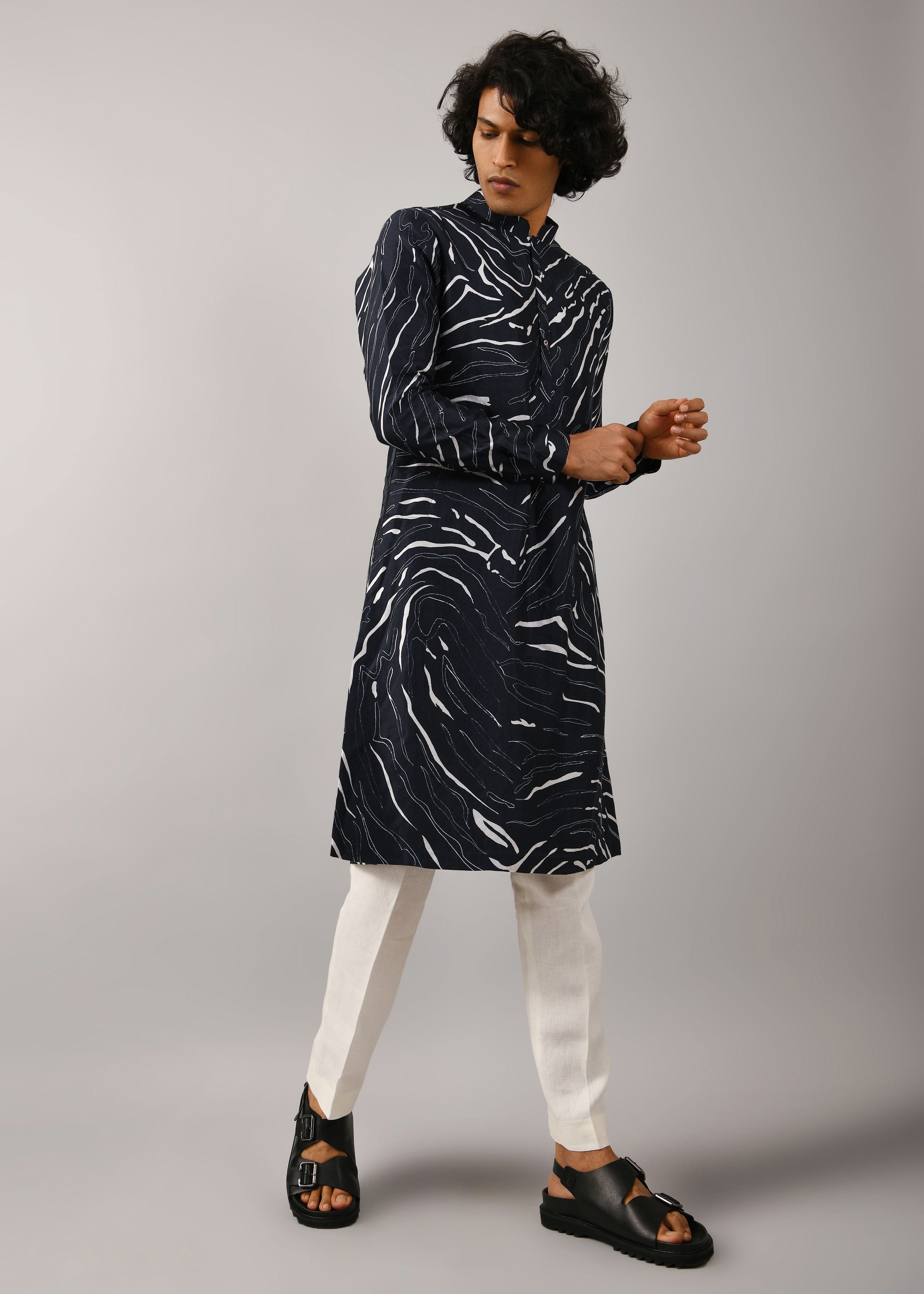 COUNTRYMADE Kurtas Navy Terrain Maize Kurta kurta bleu marine en coton soie imprimé