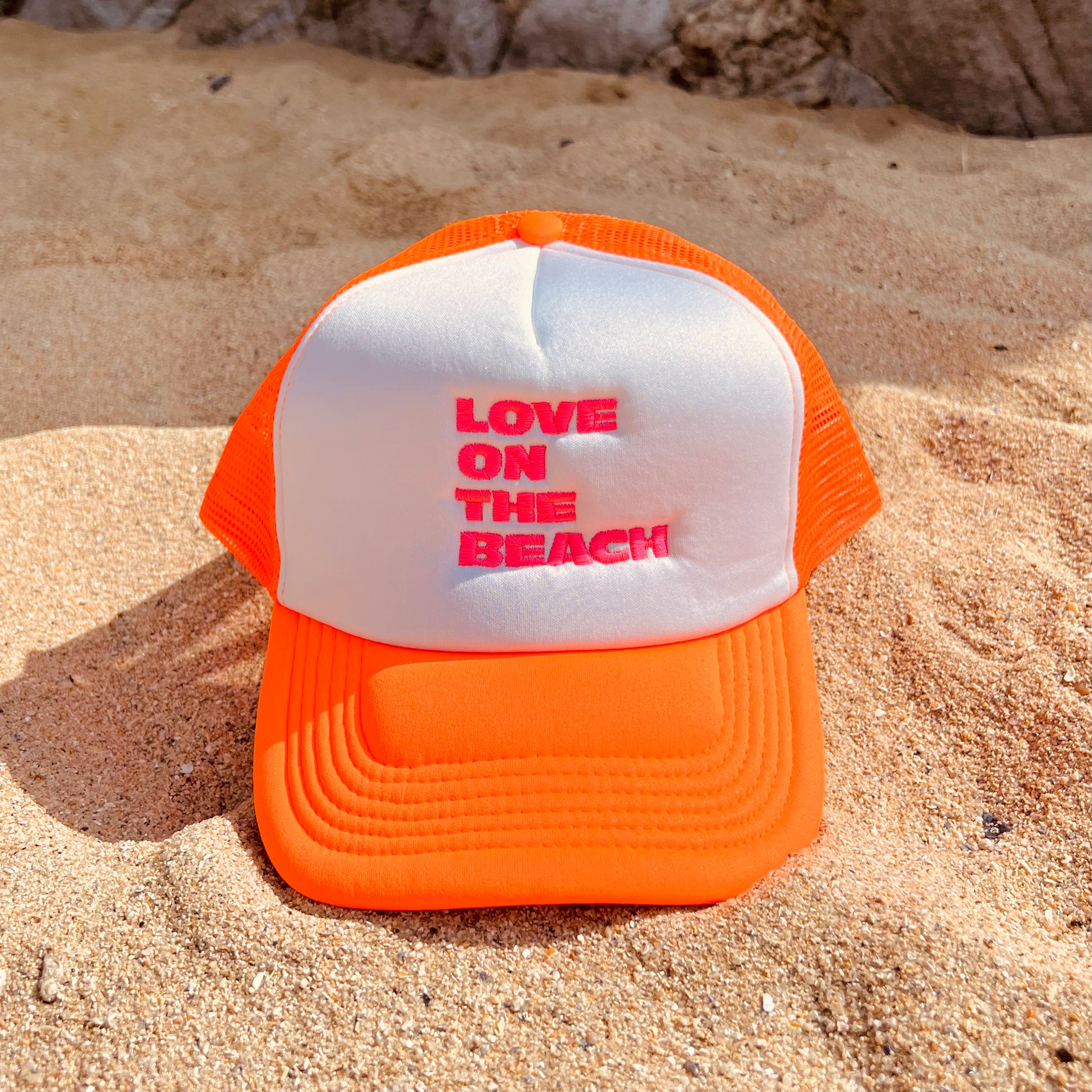 PANTRUCHE Casquettes Casquette LOVE ON THE BEACH orange fluo trucker