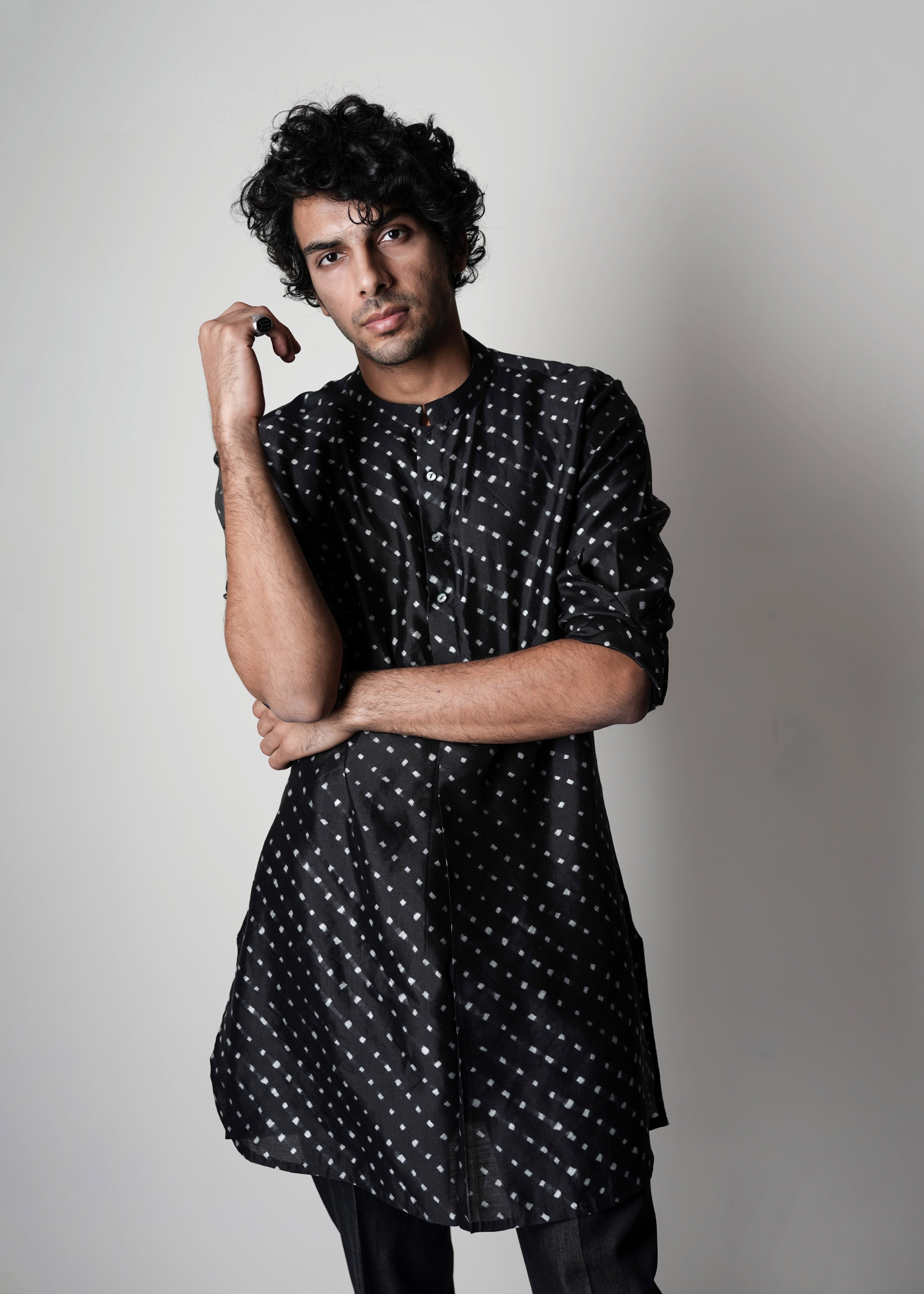 COUNTRYMADE Kurtas Printed Silk Short Kurta kurta court en soie noire imprimée