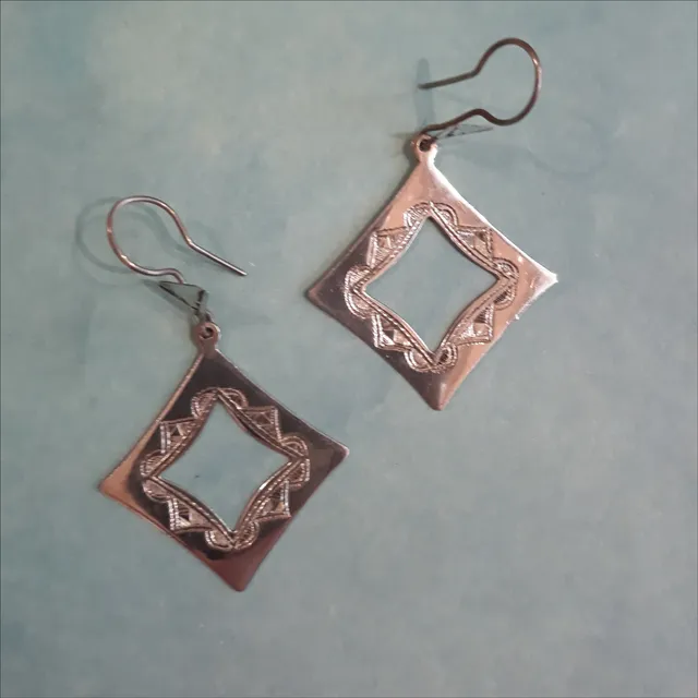 Sourire Multicolore Boucles d'oreilles touareg carrées ciselées en argent