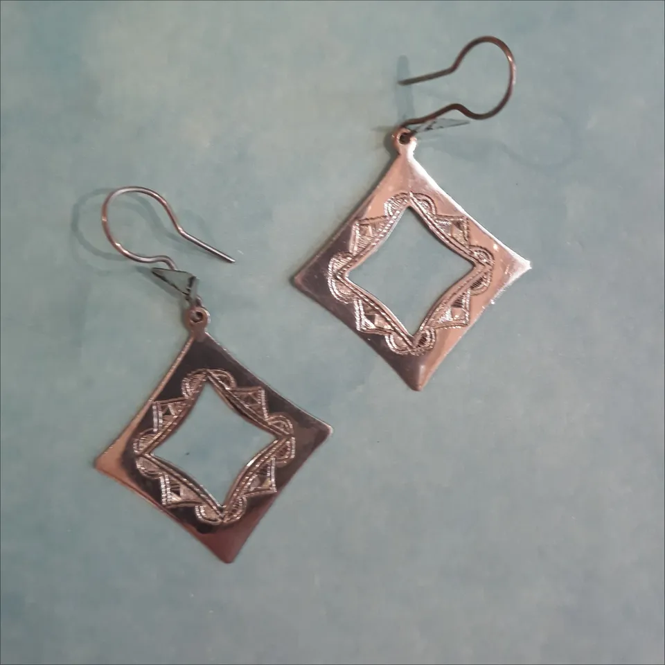 Sourire Multicolore Boucles d'oreilles touareg carrées ciselées en argent