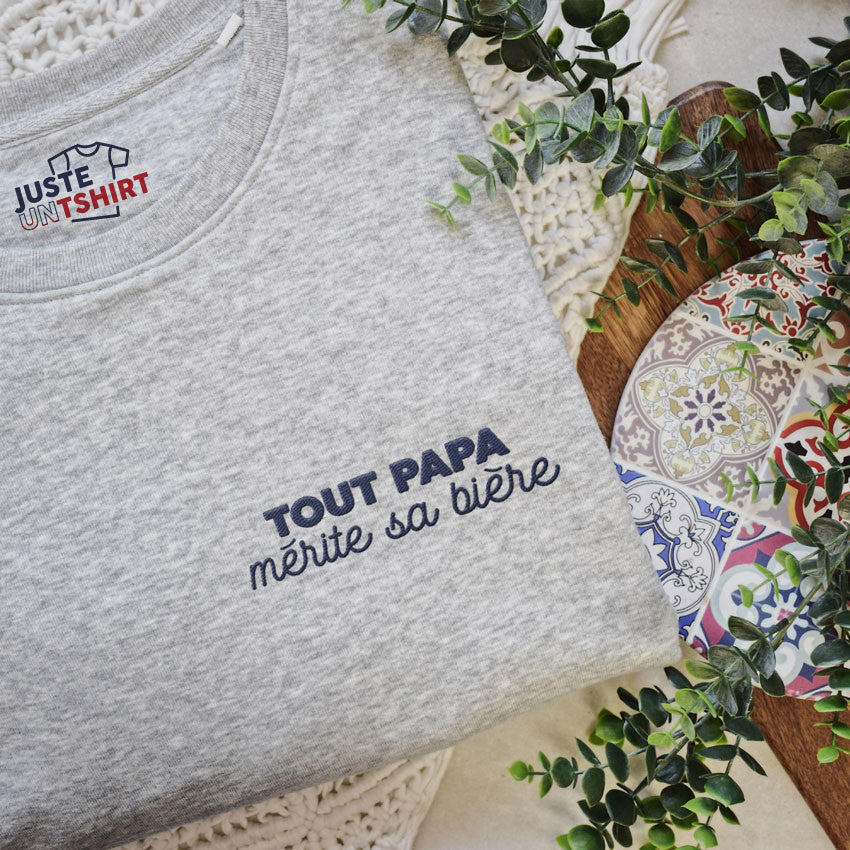 Juste Un T-shirt Sweats Brodés Tout papa mérite sa bière sweat brodé gris chiné