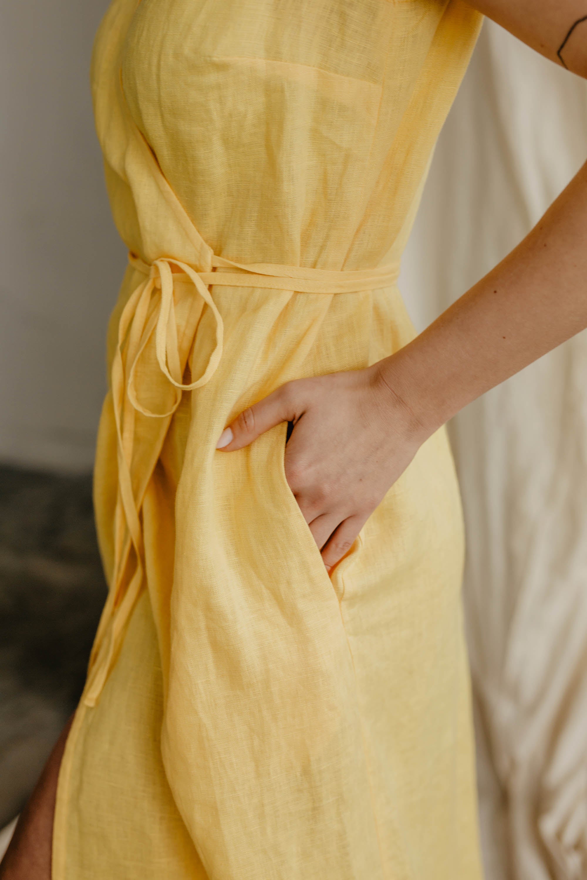 Laumė linen Linen Dresses Salomėja robe portefeuille en lin jaune soleil
