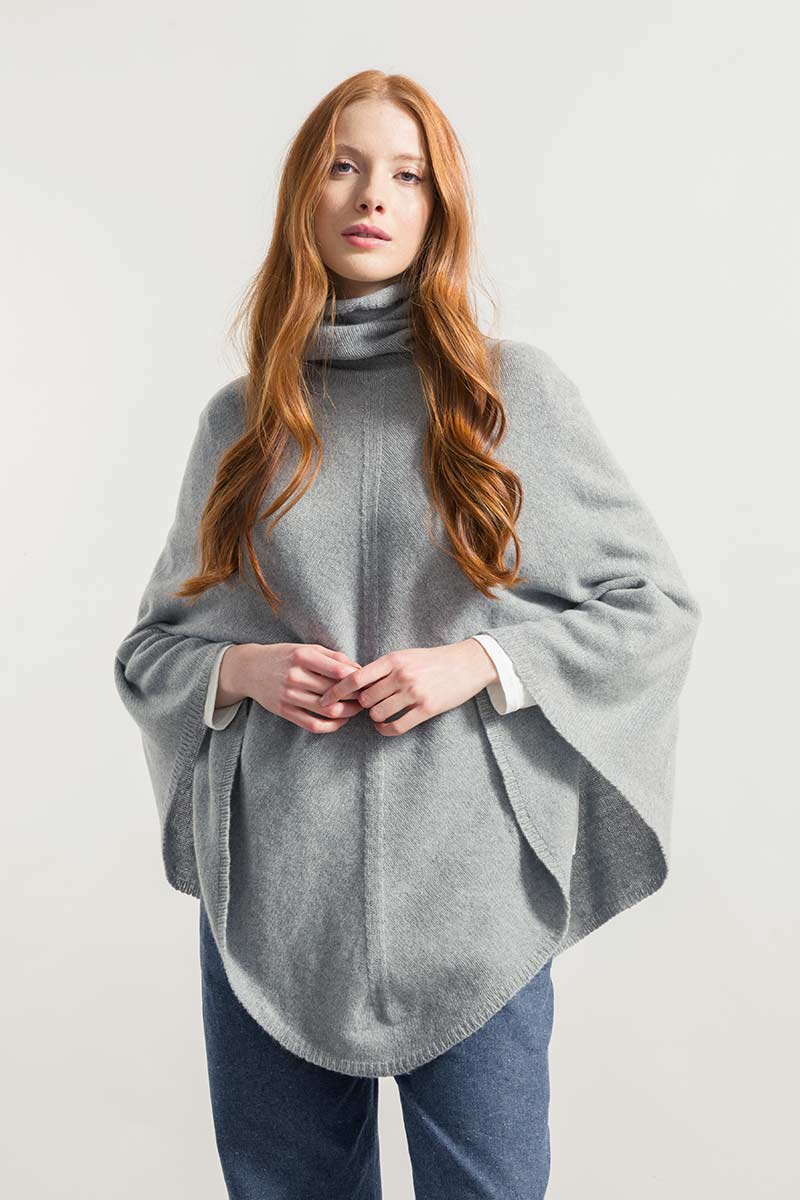 Sourire Multicolore Gilets Poncho Elisabetta en cachemire recyclé, gris clair, col roulé
