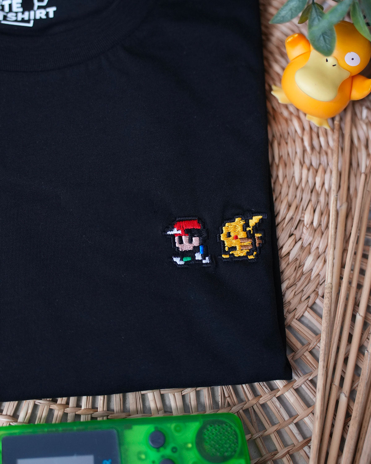 Juste Un T-shirt T-shirts Brodés Sacha Pikachu T-shirt XL Mandarine brodé