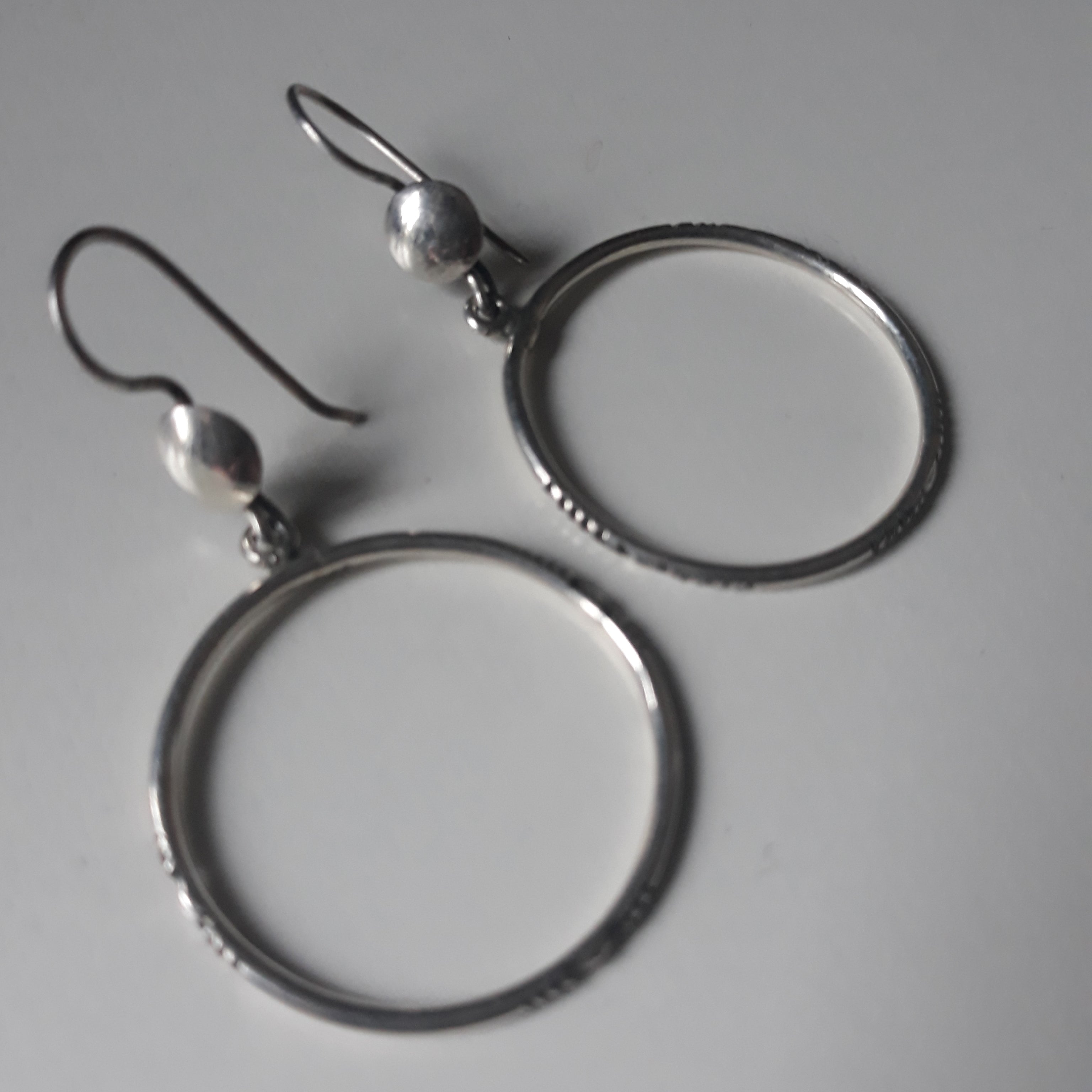 Sourire Multicolore Boucles d’oreilles touarègues anneaux en argent ciselé