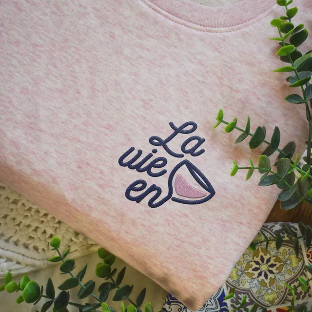 Juste Un T-shirt Sweats Brodés La vie en rose sweat brodé apéro