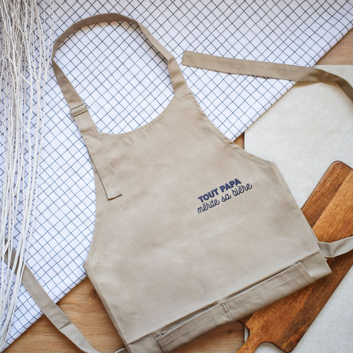 Juste Un T-shirt Tabliers Tablier brodé Tout papa mérite sa bière bleu marine