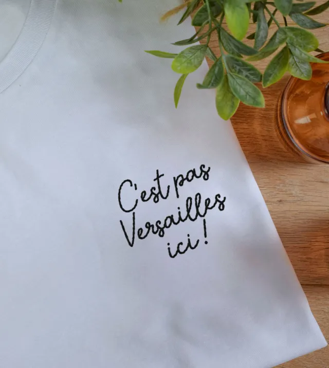 Juste Un T-shirt T-shirts Brodés C'est pas Versailles ici t-shirt blanc humour