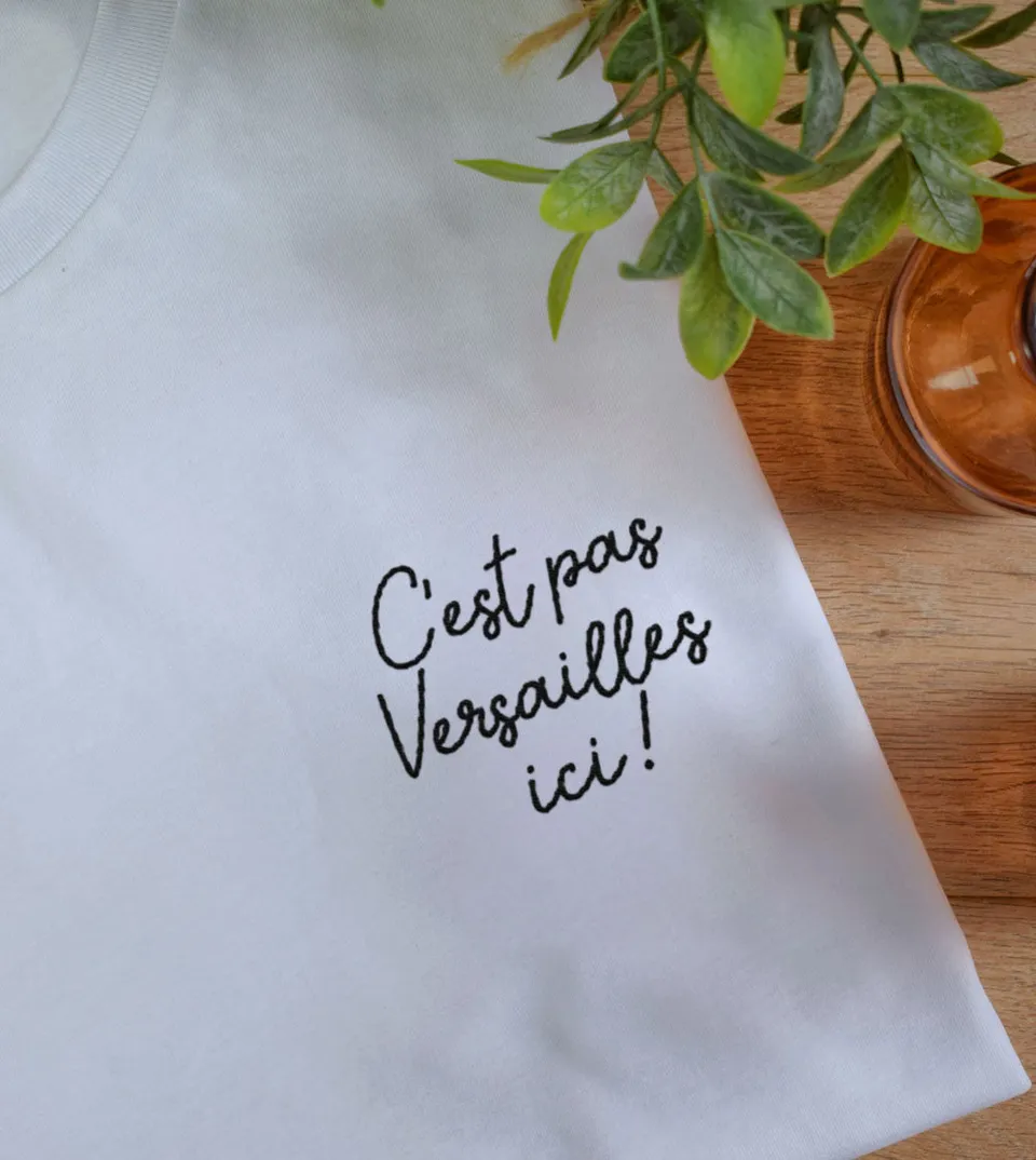 Juste Un T-shirt T-shirts Brodés C'est pas Versailles ici t-shirt blanc humour