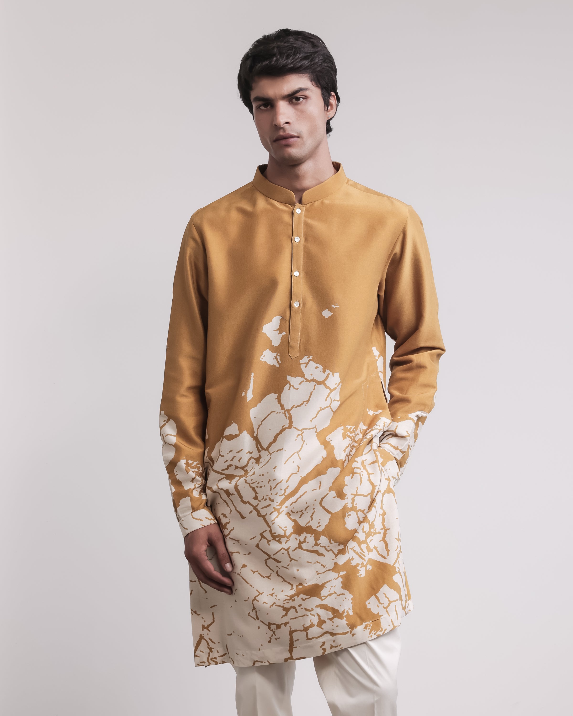 COUNTRYMADE Kurtas Wall Crack Kurta kurta en soie moutarde sur commande