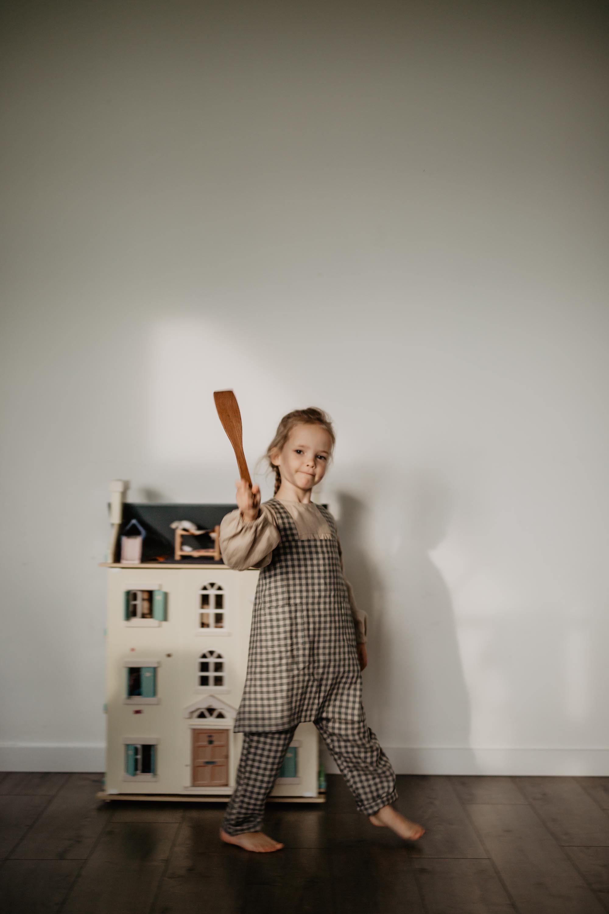 Laumė linen Kids Clothing DIRVOLIRA tablier croisé enfant en lin naturel