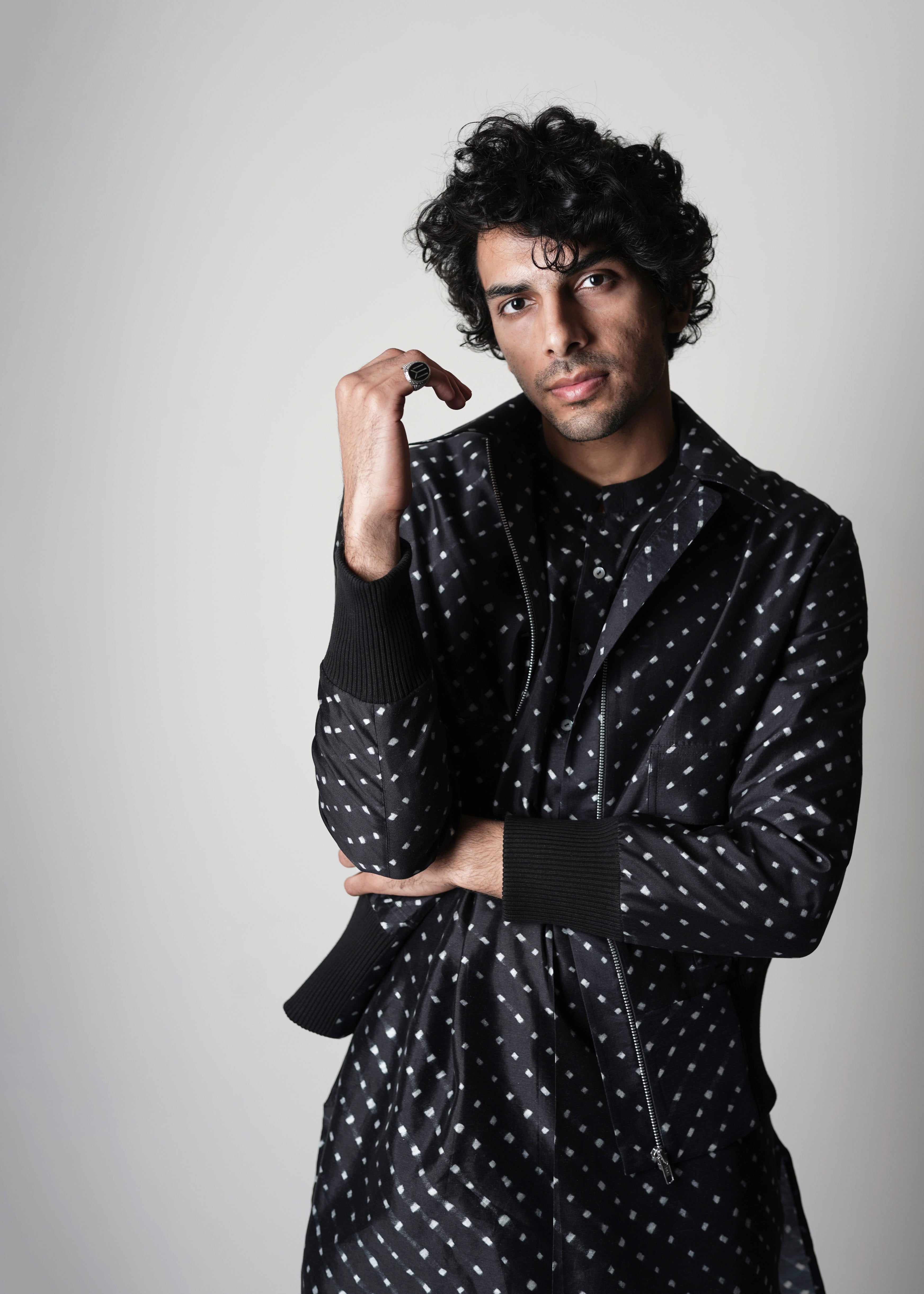 COUNTRYMADE Kurtas Printed Silk Short Kurta kurta court en soie noire imprimée
