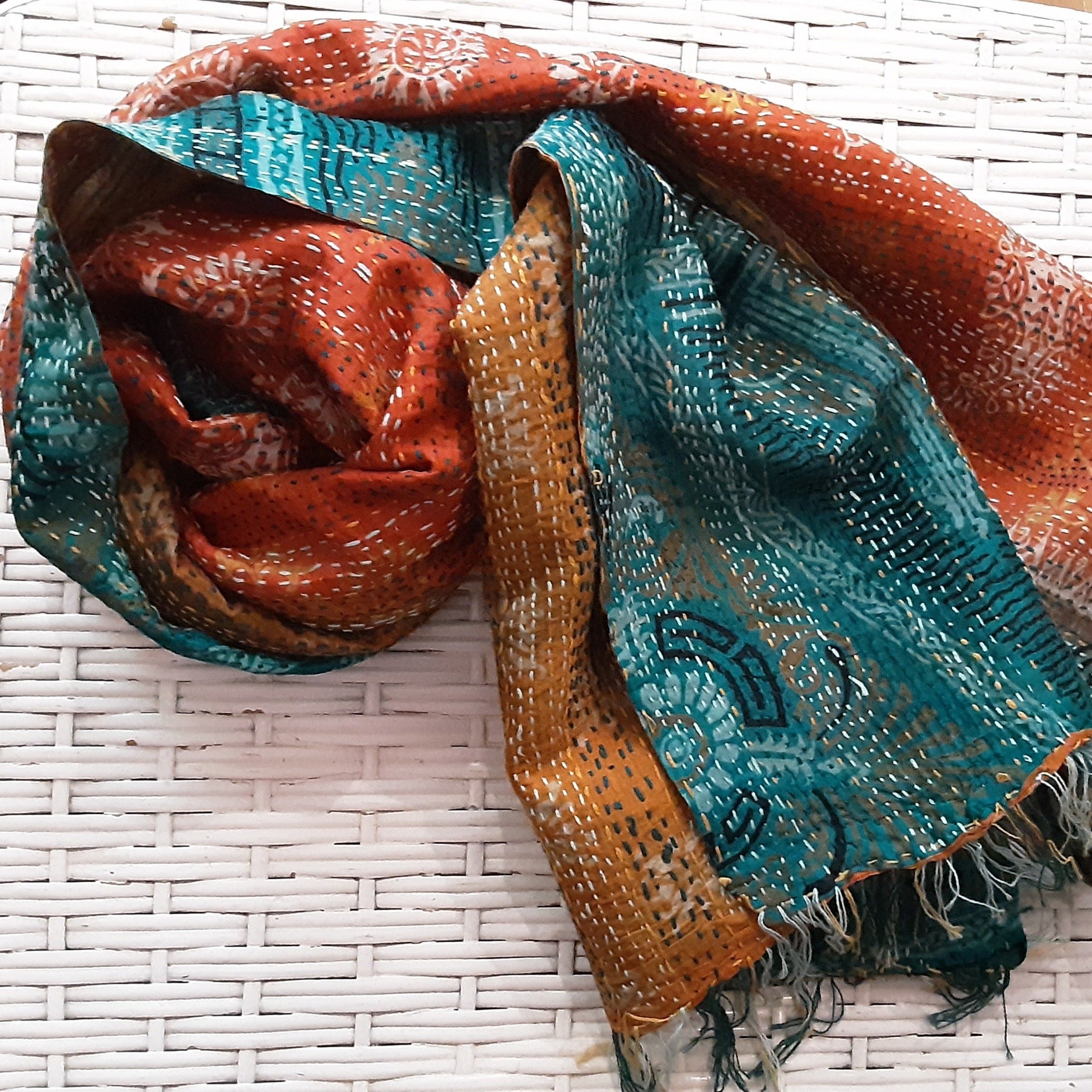 Sourire Multicolore Foulards et Echarpes Foulard Kantha soie brodée