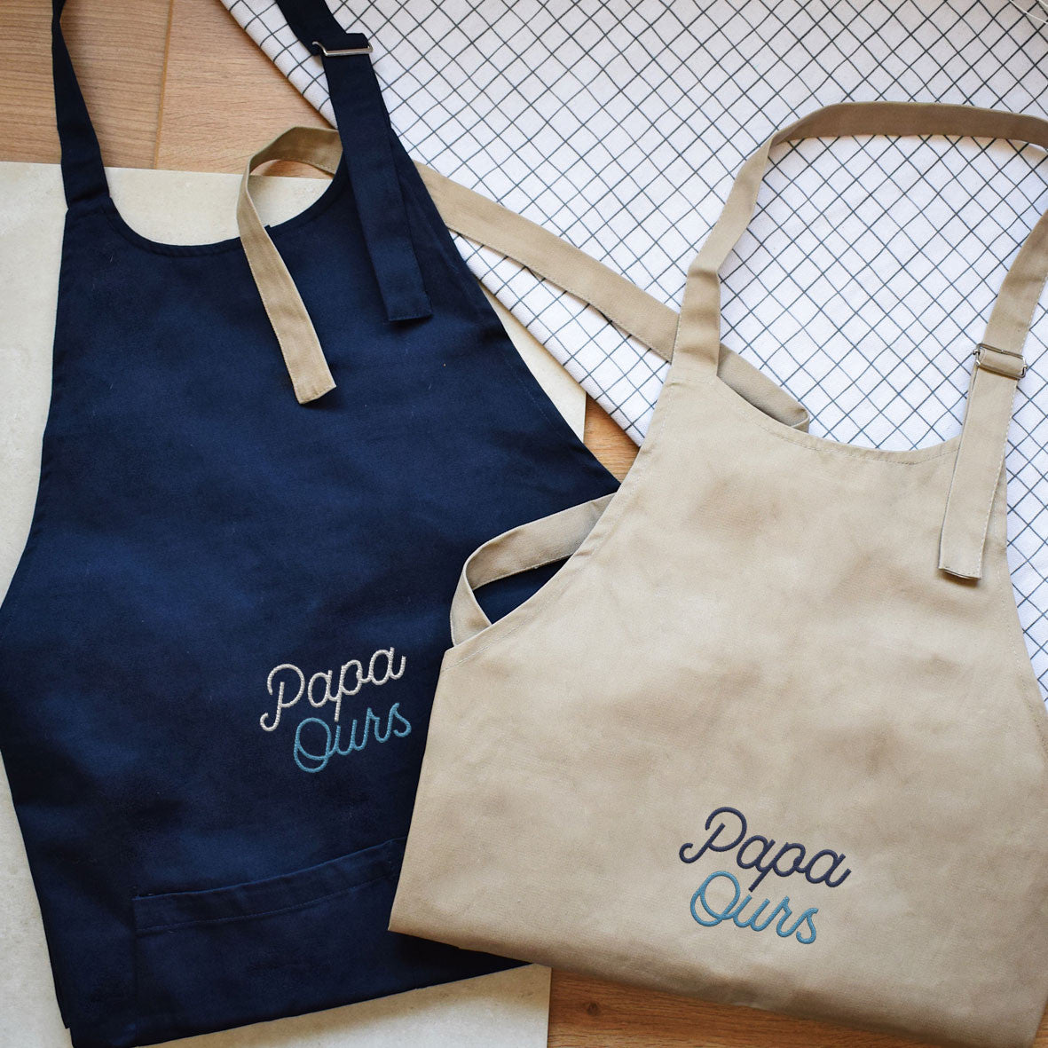 Juste Un T-shirt Tabliers Tablier brodé Papa Ours bleu marine