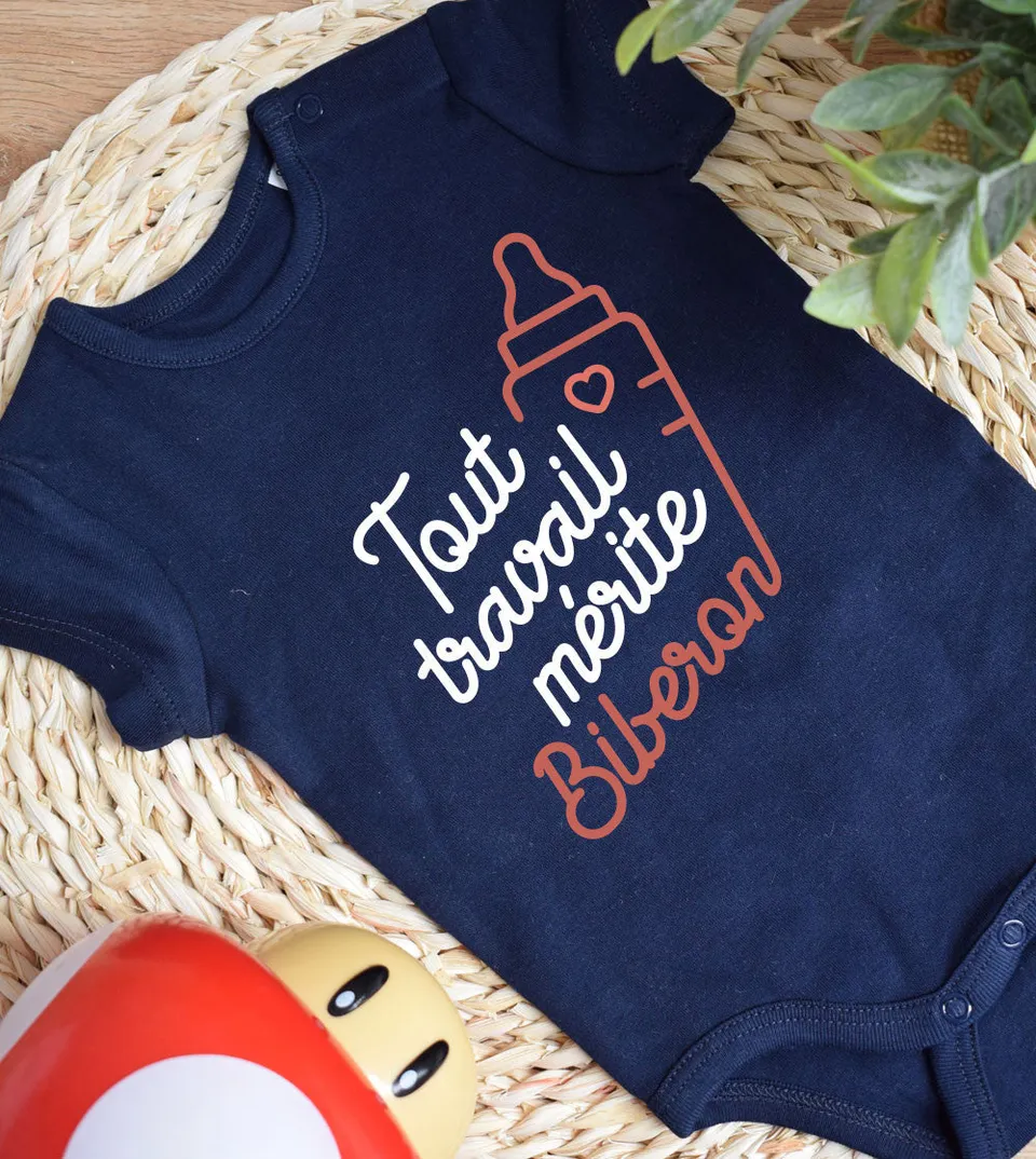 Juste Un T-shirt Bébé Tout travail mérite biberon body blanc