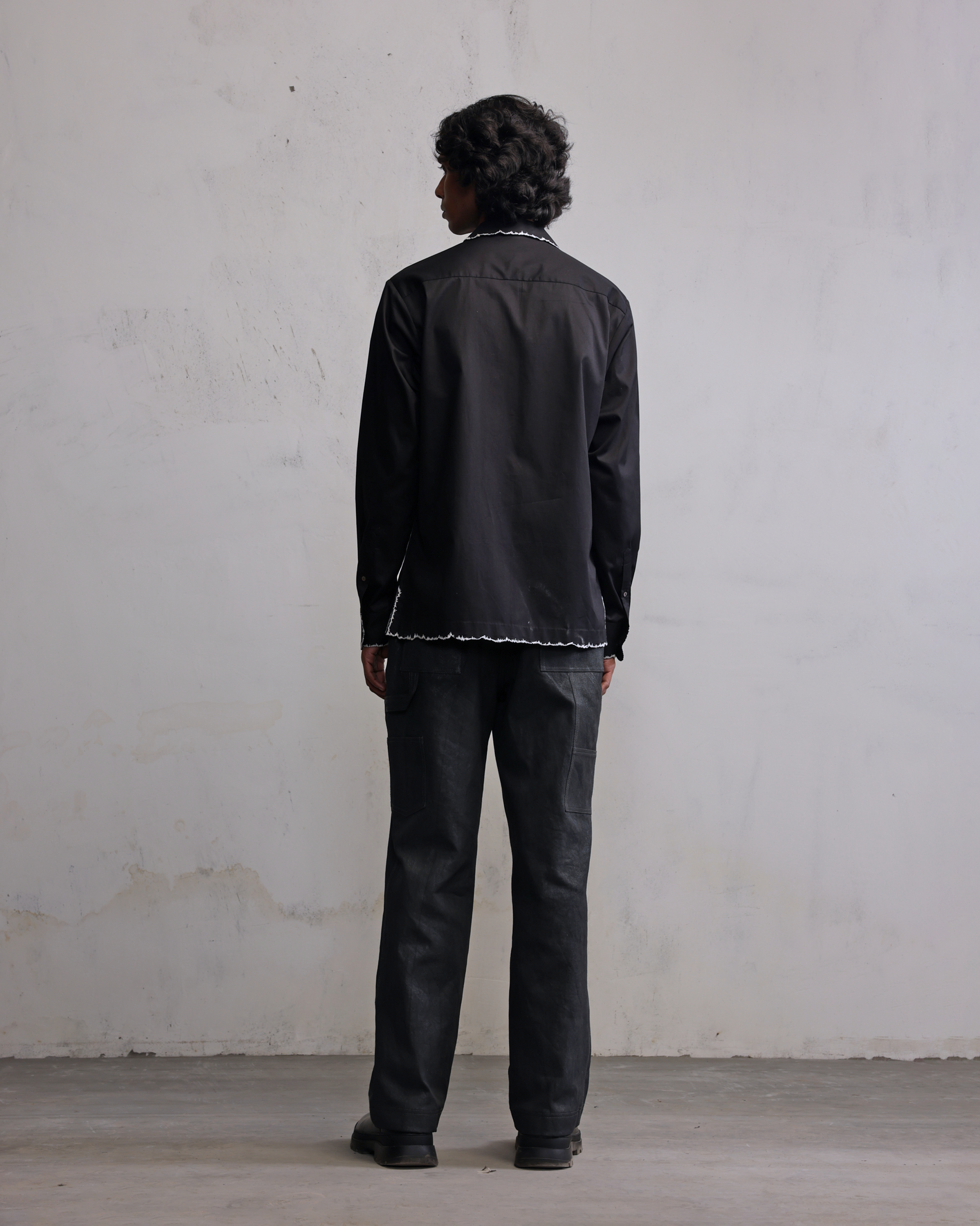 COUNTRYMADE Shirts Fractured line flap shirt chemise noire brodée en coton sergé