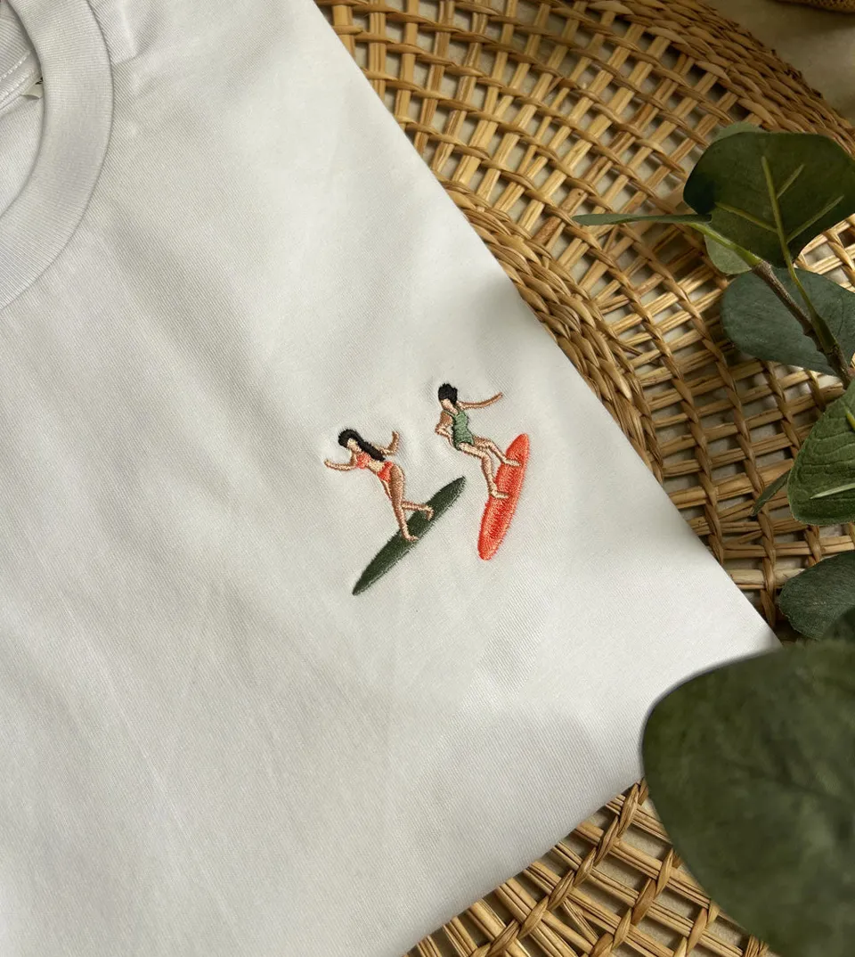 Juste Un T-shirt T-shirts Brodés Surfing Girl t-shirt brodé surfeuse
